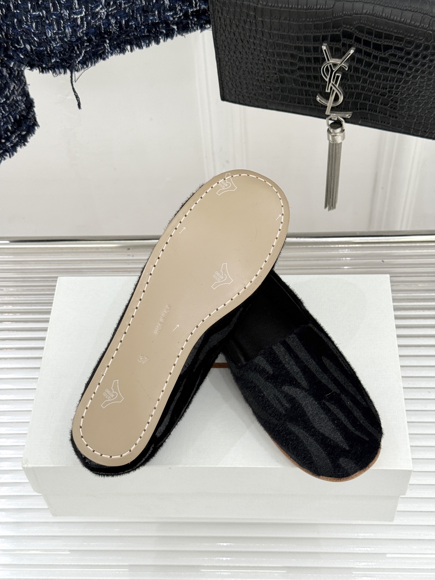 The Row26WF新品极简一脚蹬奶奶鞋乐福鞋以极致简约重塑经典乐福。无多余装饰的圆头轮廓承袭品牌“静