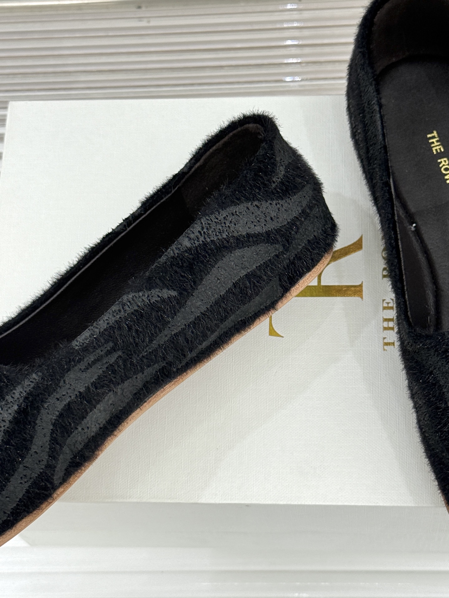 The Row26WF新品极简一脚蹬奶奶鞋乐福鞋以极致简约重塑经典乐福。无多余装饰的圆头轮廓承袭品牌“静