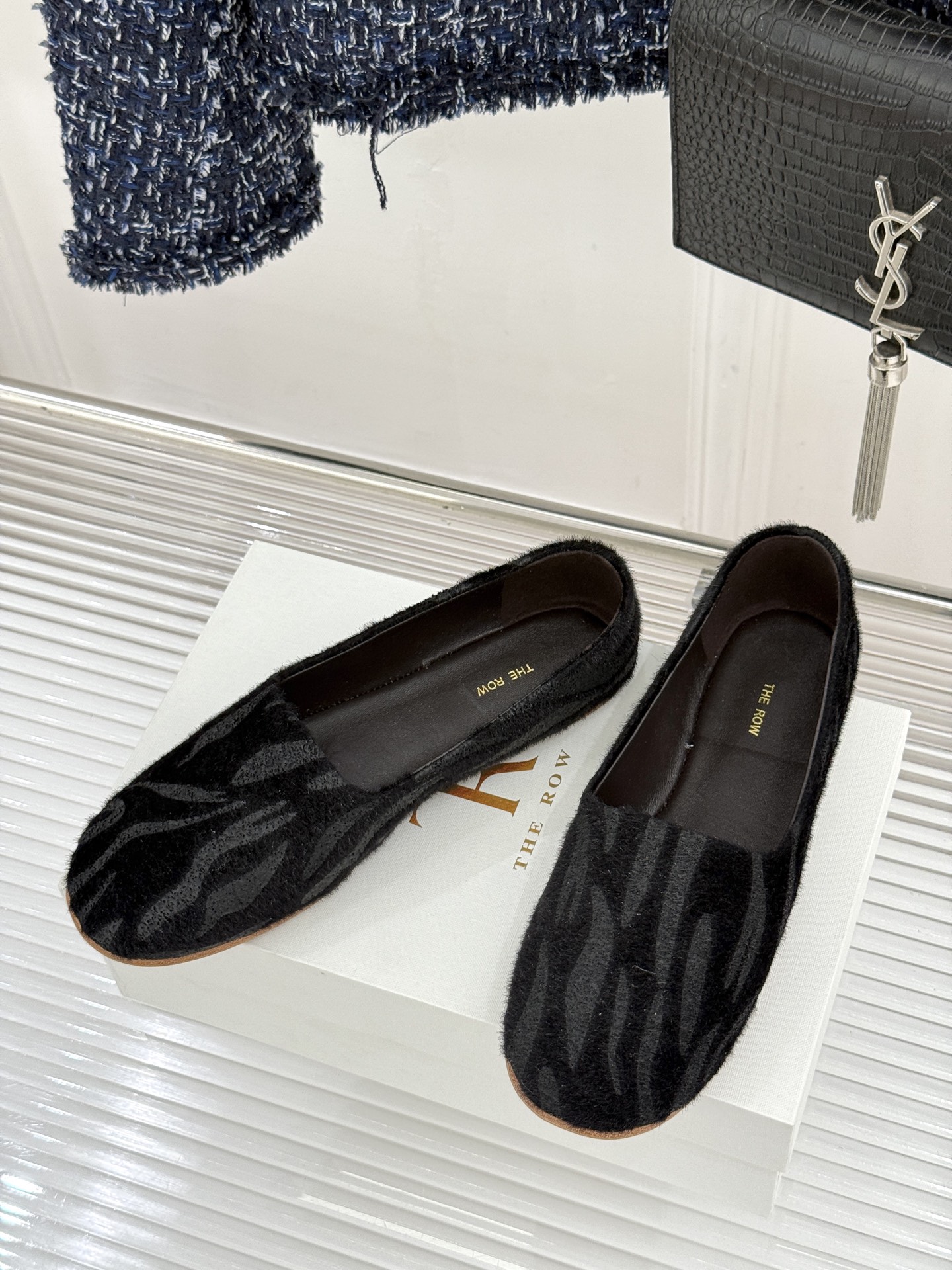 The Row26WF新品极简一脚蹬奶奶鞋乐福鞋以极致简约重塑经典乐福。无多余装饰的圆头轮廓承袭品牌“静