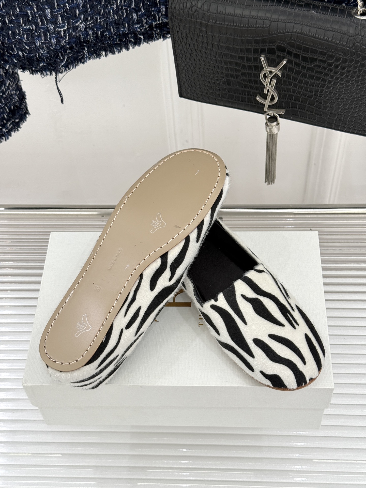 The Row26WF新品极简一脚蹬奶奶鞋乐福鞋以极致简约重塑经典乐福。无多余装饰的圆头轮廓承袭品牌“静