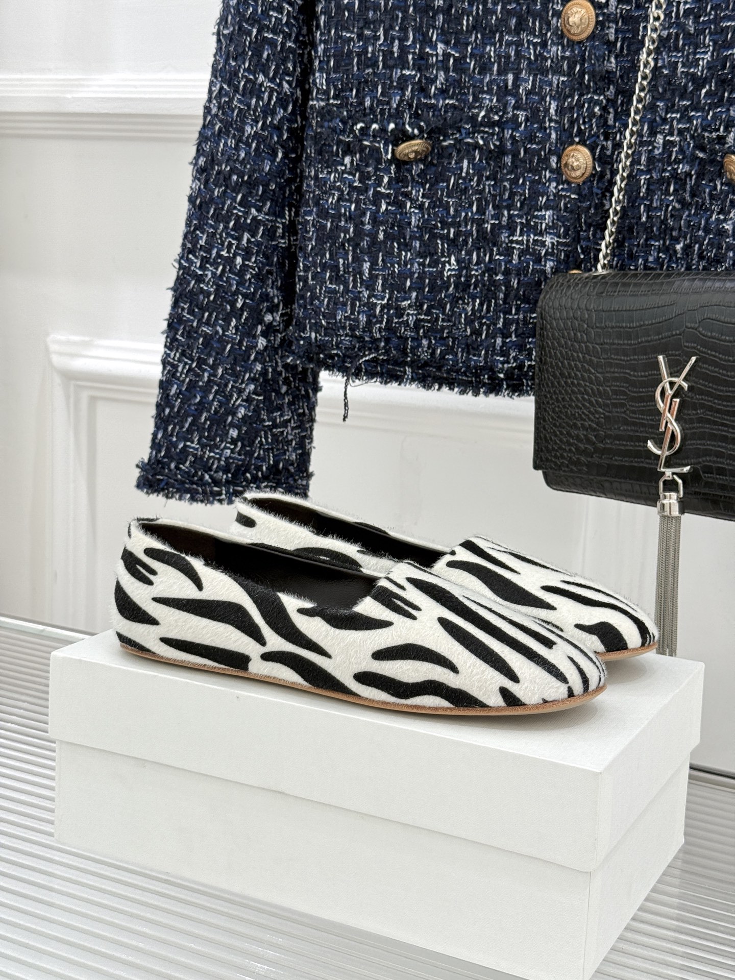 The Row26WF新品极简一脚蹬奶奶鞋乐福鞋以极致简约重塑经典乐福。无多余装饰的圆头轮廓承袭品牌“静