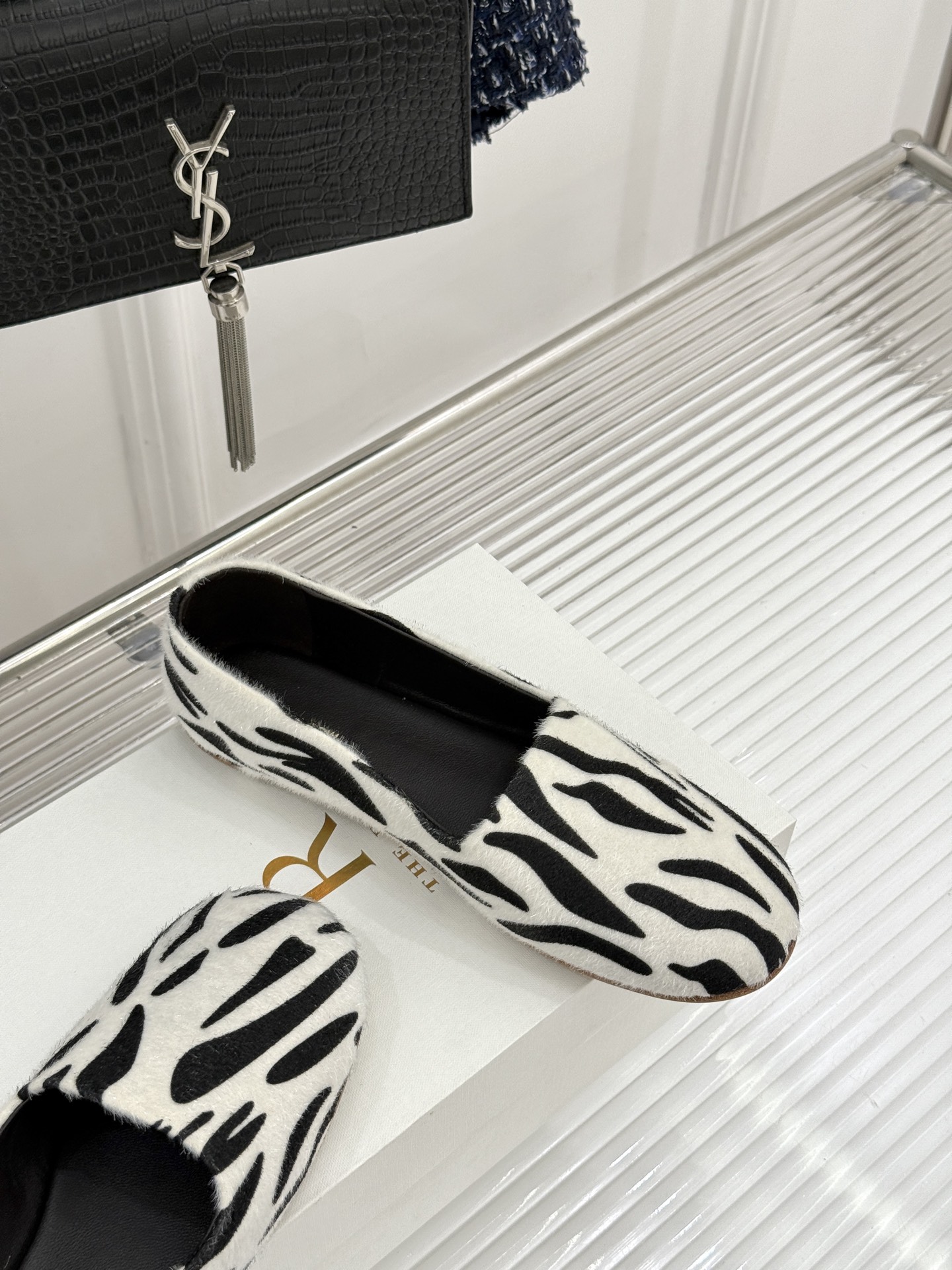 The Row26WF新品极简一脚蹬奶奶鞋乐福鞋以极致简约重塑经典乐福。无多余装饰的圆头轮廓承袭品牌“静