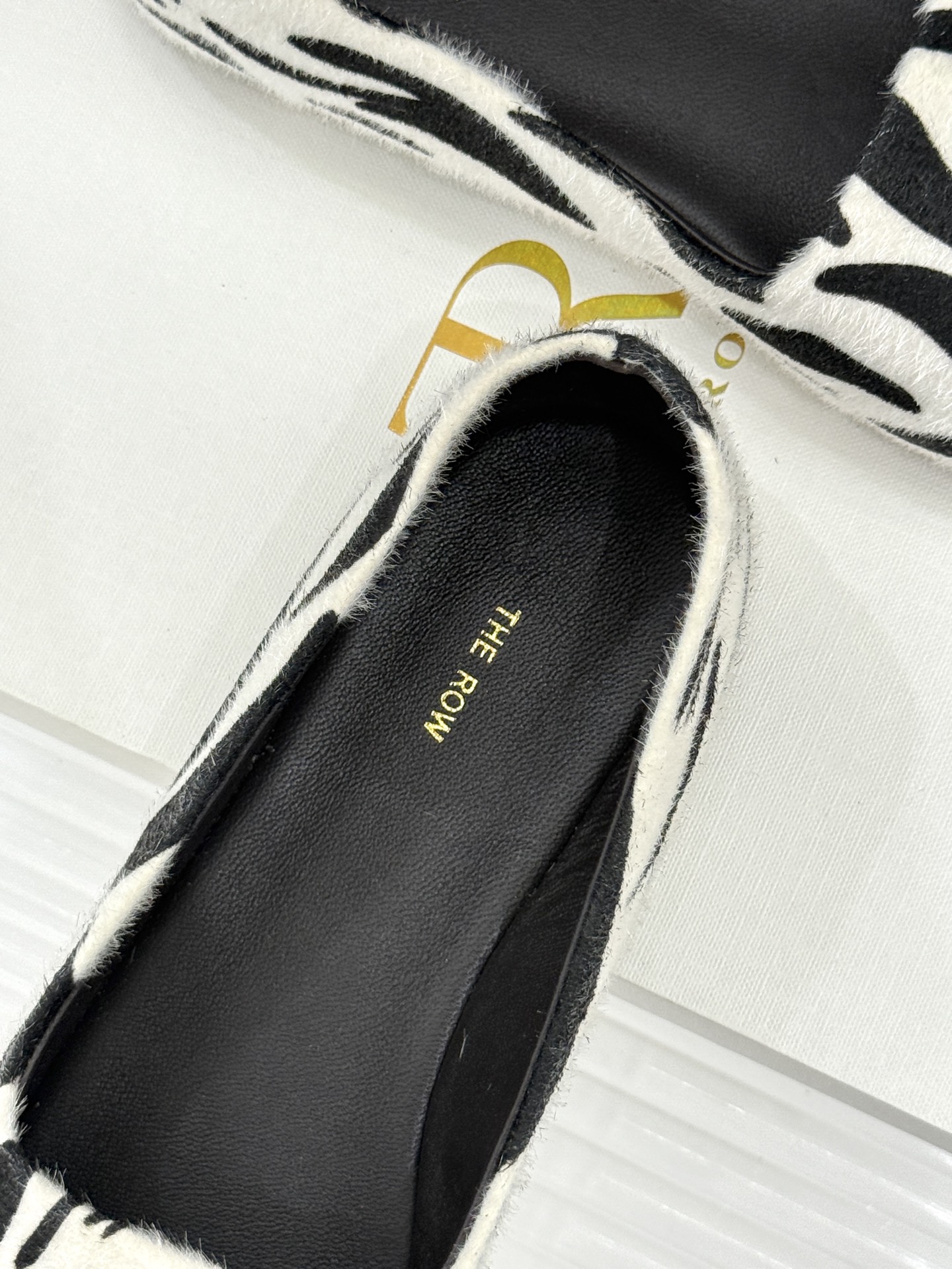 The Row26WF新品极简一脚蹬奶奶鞋乐福鞋以极致简约重塑经典乐福。无多余装饰的圆头轮廓承袭品牌“静