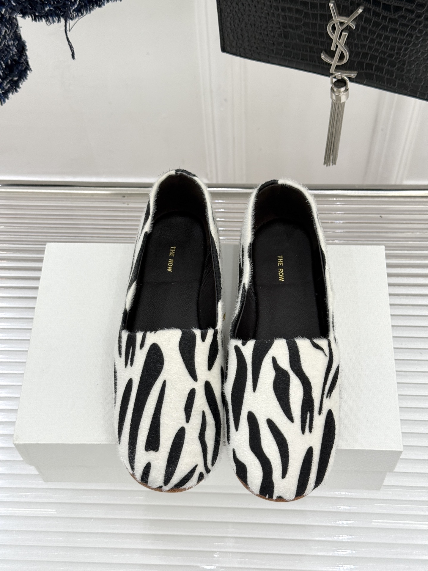 The Row26WF新品极简一脚蹬奶奶鞋乐福鞋以极致简约重塑经典乐福。无多余装饰的圆头轮廓承袭品牌“静