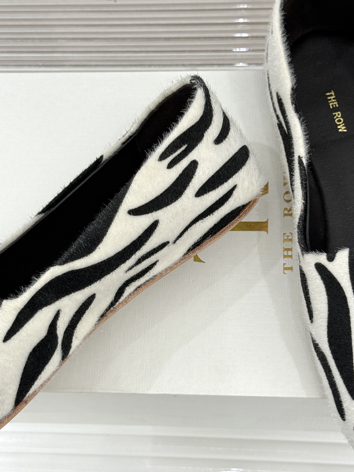 The Row26WF新品极简一脚蹬奶奶鞋乐福鞋以极致简约重塑经典乐福。无多余装饰的圆头轮廓承袭品牌“静