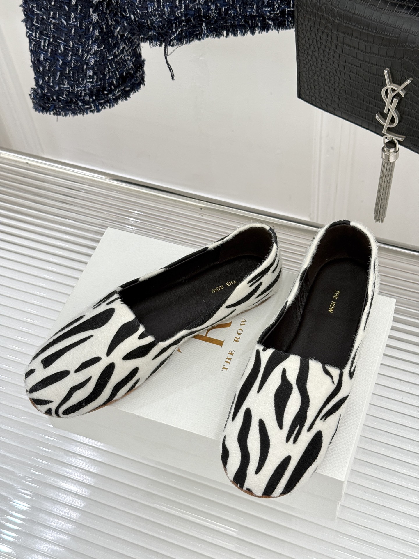 The Row26WF新品极简一脚蹬奶奶鞋乐福鞋以极致简约重塑经典乐福。无多余装饰的圆头轮廓承袭品牌“静