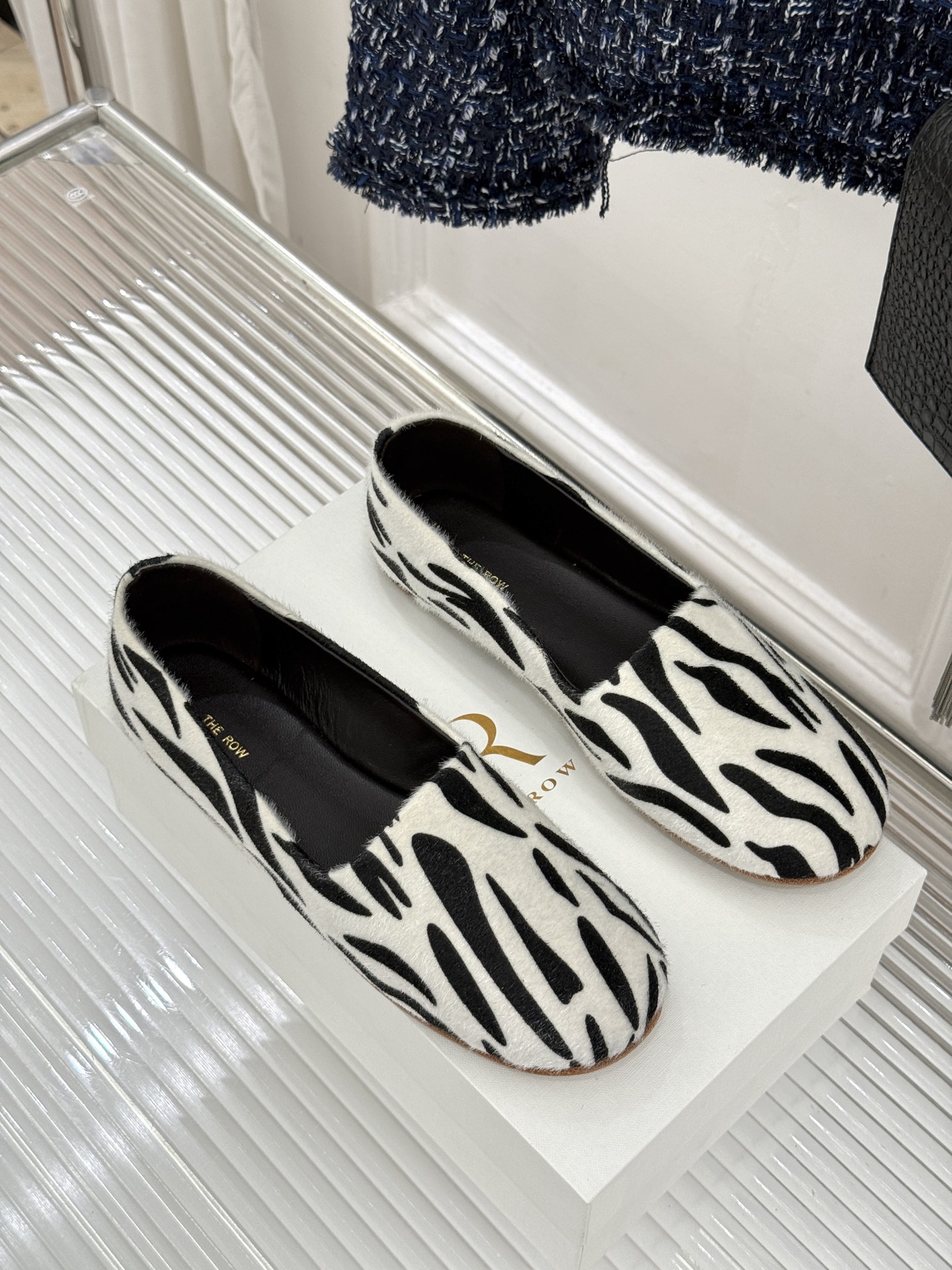 The Row26WF新品极简一脚蹬奶奶鞋乐福鞋以极致简约重塑经典乐福。无多余装饰的圆头轮廓承袭品牌“静