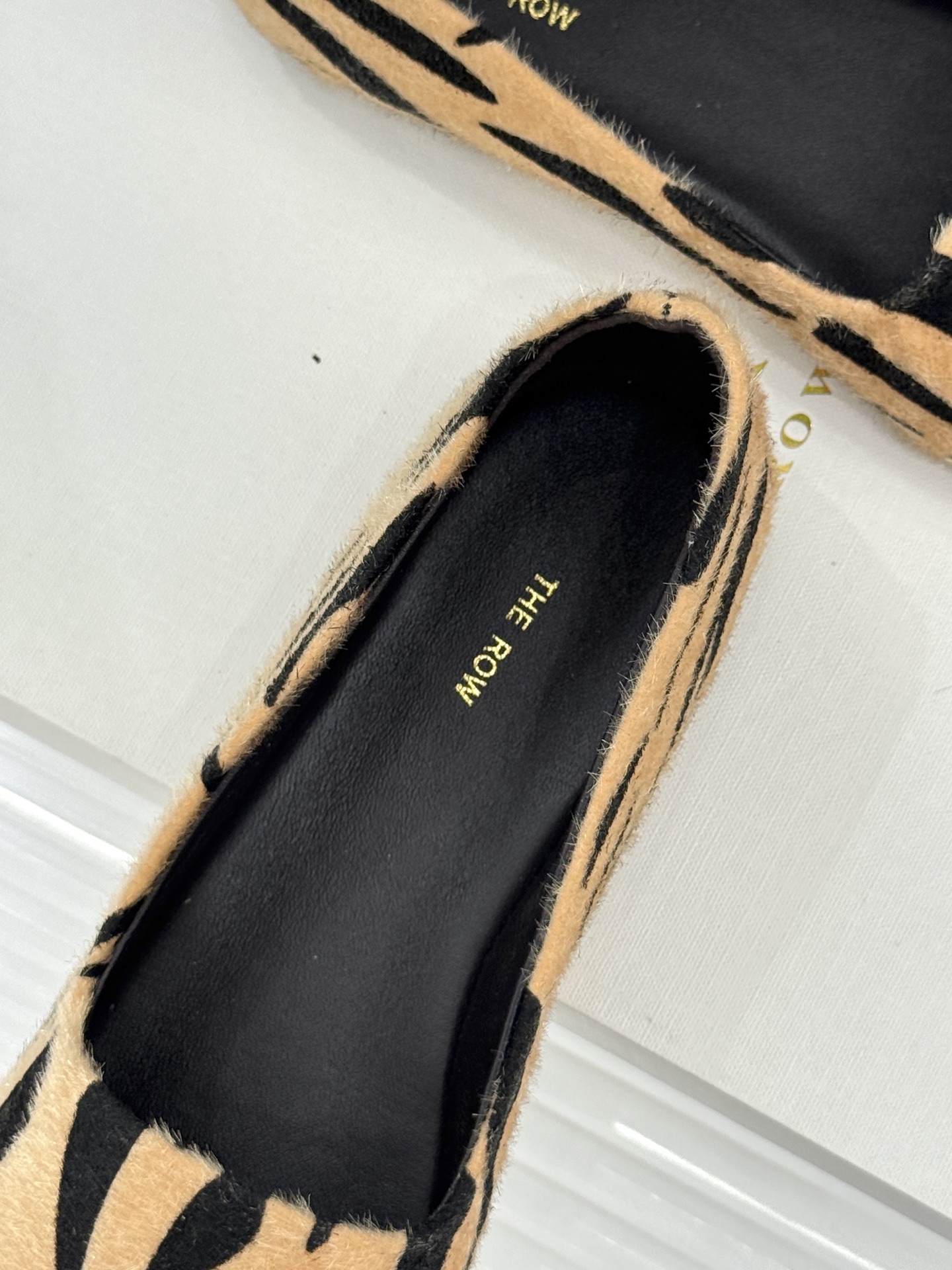 The Row26WF新品极简一脚蹬奶奶鞋乐福鞋以极致简约重塑经典乐福。无多余装饰的圆头轮廓承袭品牌“静