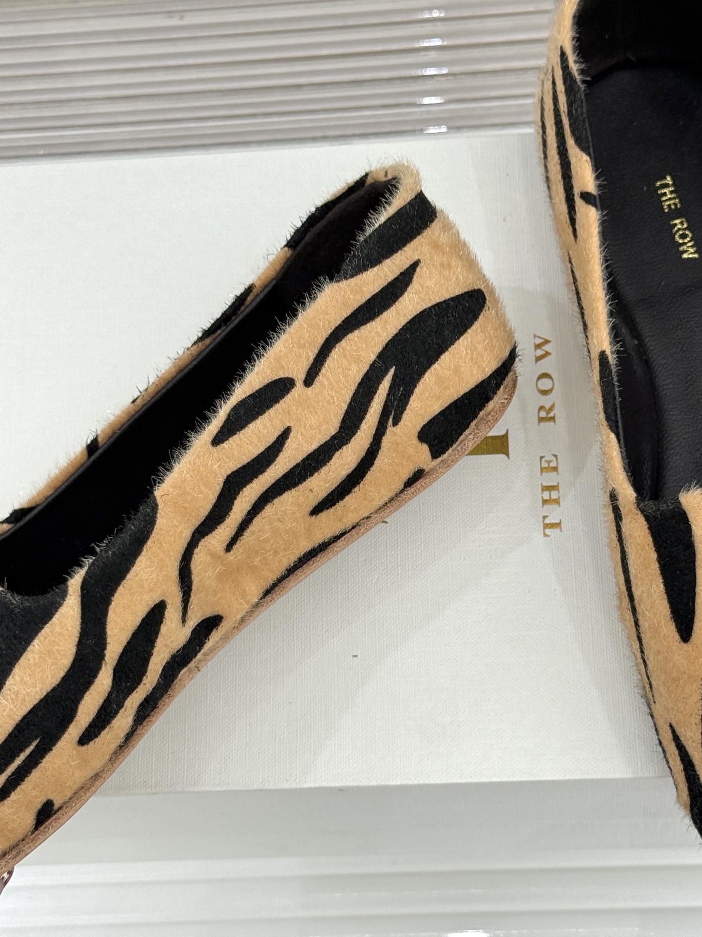 The Row26WF新品极简一脚蹬奶奶鞋乐福鞋以极致简约重塑经典乐福。无多余装饰的圆头轮廓承袭品牌“静