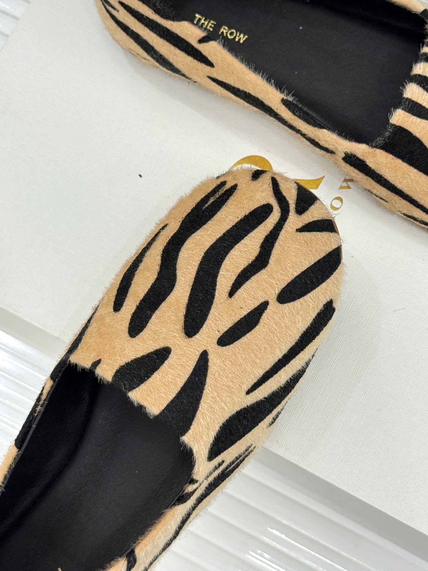 The Row26WF新品极简一脚蹬奶奶鞋乐福鞋以极致简约重塑经典乐福。无多余装饰的圆头轮廓承袭品牌“静