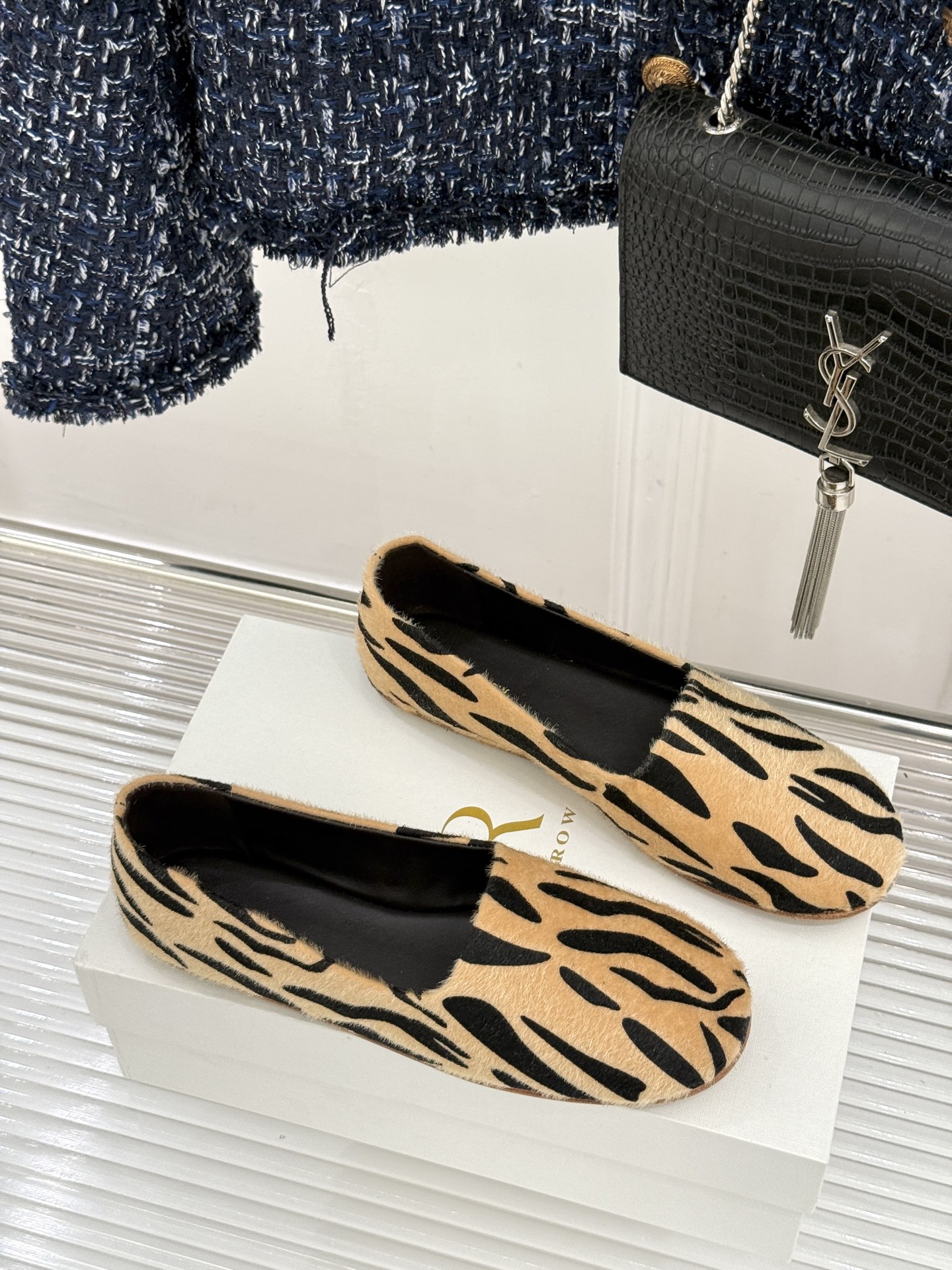 The Row26WF新品极简一脚蹬奶奶鞋乐福鞋以极致简约重塑经典乐福。无多余装饰的圆头轮廓承袭品牌“静