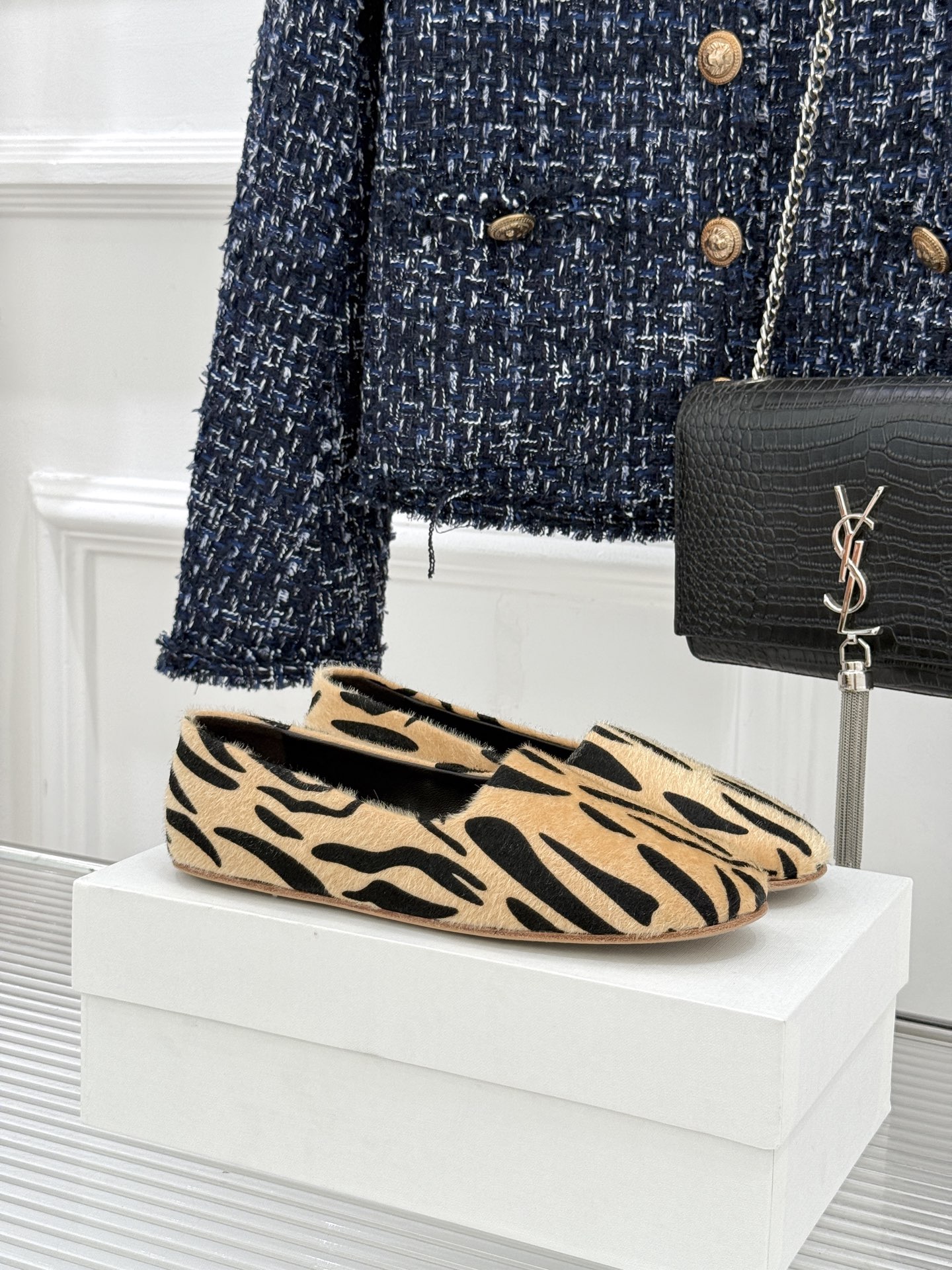 The Row26WF新品极简一脚蹬奶奶鞋乐福鞋以极致简约重塑经典乐福。无多余装饰的圆头轮廓承袭品牌“静