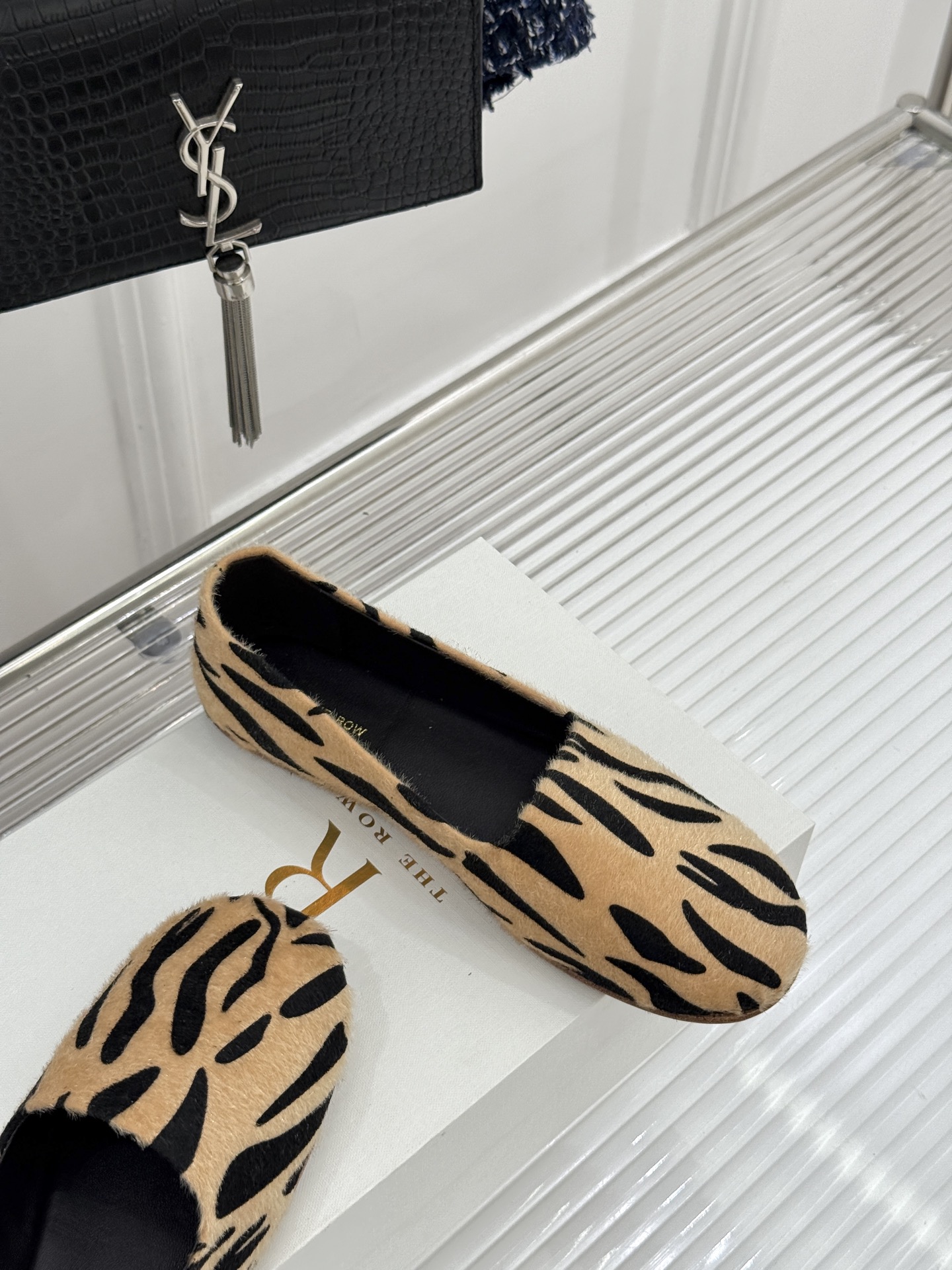 The Row26WF新品极简一脚蹬奶奶鞋乐福鞋以极致简约重塑经典乐福。无多余装饰的圆头轮廓承袭品牌“静