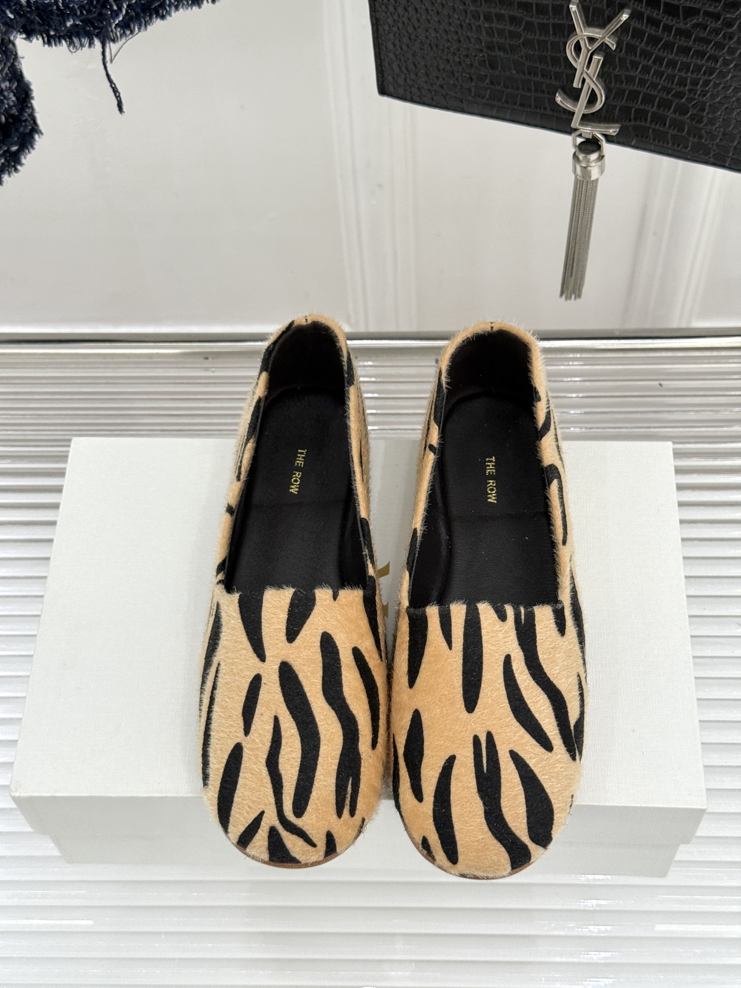 The Row26WF新品极简一脚蹬奶奶鞋乐福鞋以极致简约重塑经典乐福。无多余装饰的圆头轮廓承袭品牌“静