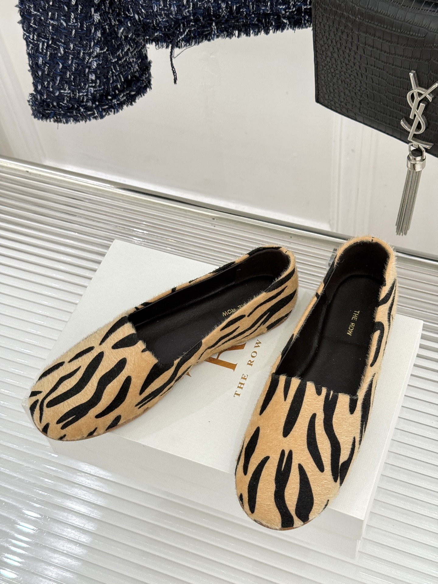 The Row26WF新品极简一脚蹬奶奶鞋乐福鞋以极致简约重塑经典乐福。无多余装饰的圆头轮廓承袭品牌“静