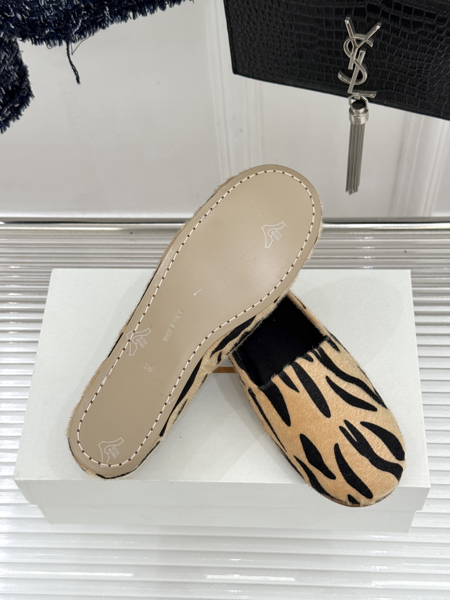 The Row26WF新品极简一脚蹬奶奶鞋乐福鞋以极致简约重塑经典乐福。无多余装饰的圆头轮廓承袭品牌“静