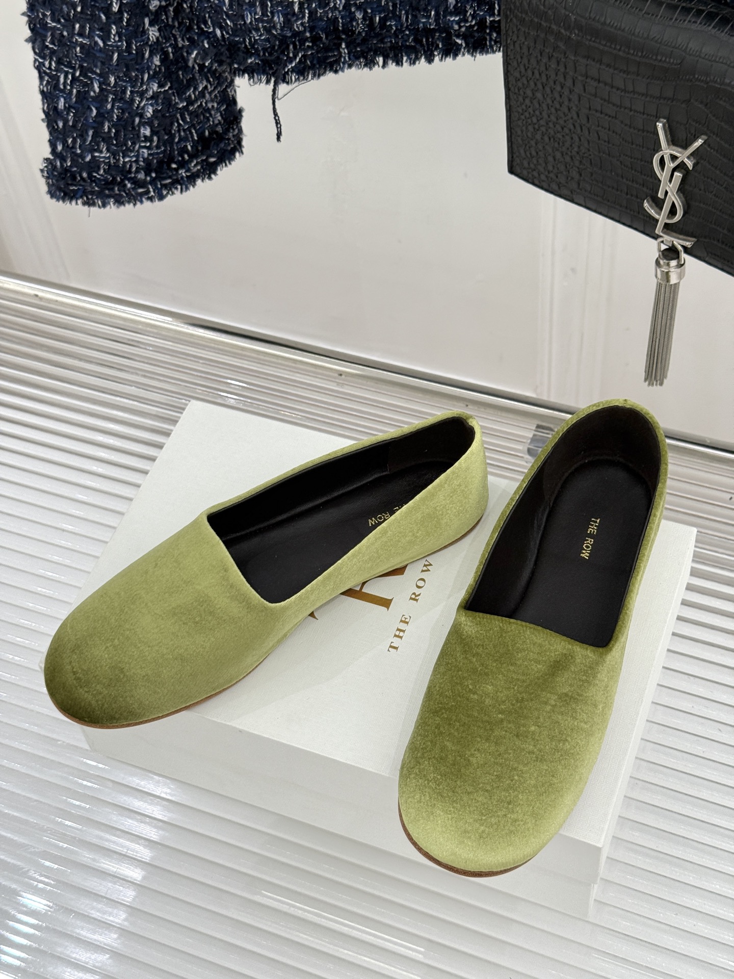 The Row26WF新品极简一脚蹬奶奶鞋乐福鞋以极致简约重塑经典乐福。无多余装饰的圆头轮廓承袭品牌“静