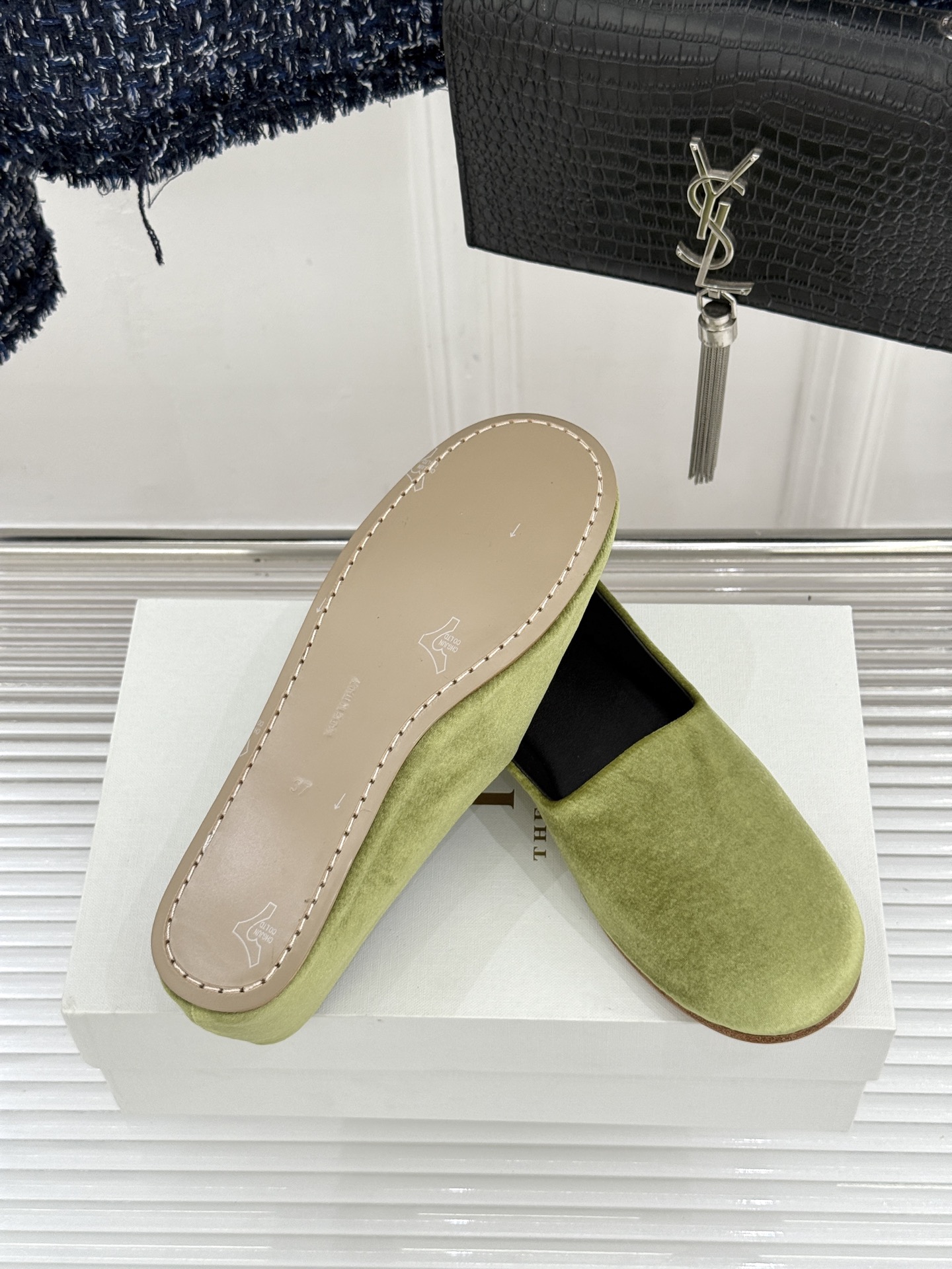 The Row26WF新品极简一脚蹬奶奶鞋乐福鞋以极致简约重塑经典乐福。无多余装饰的圆头轮廓承袭品牌“静