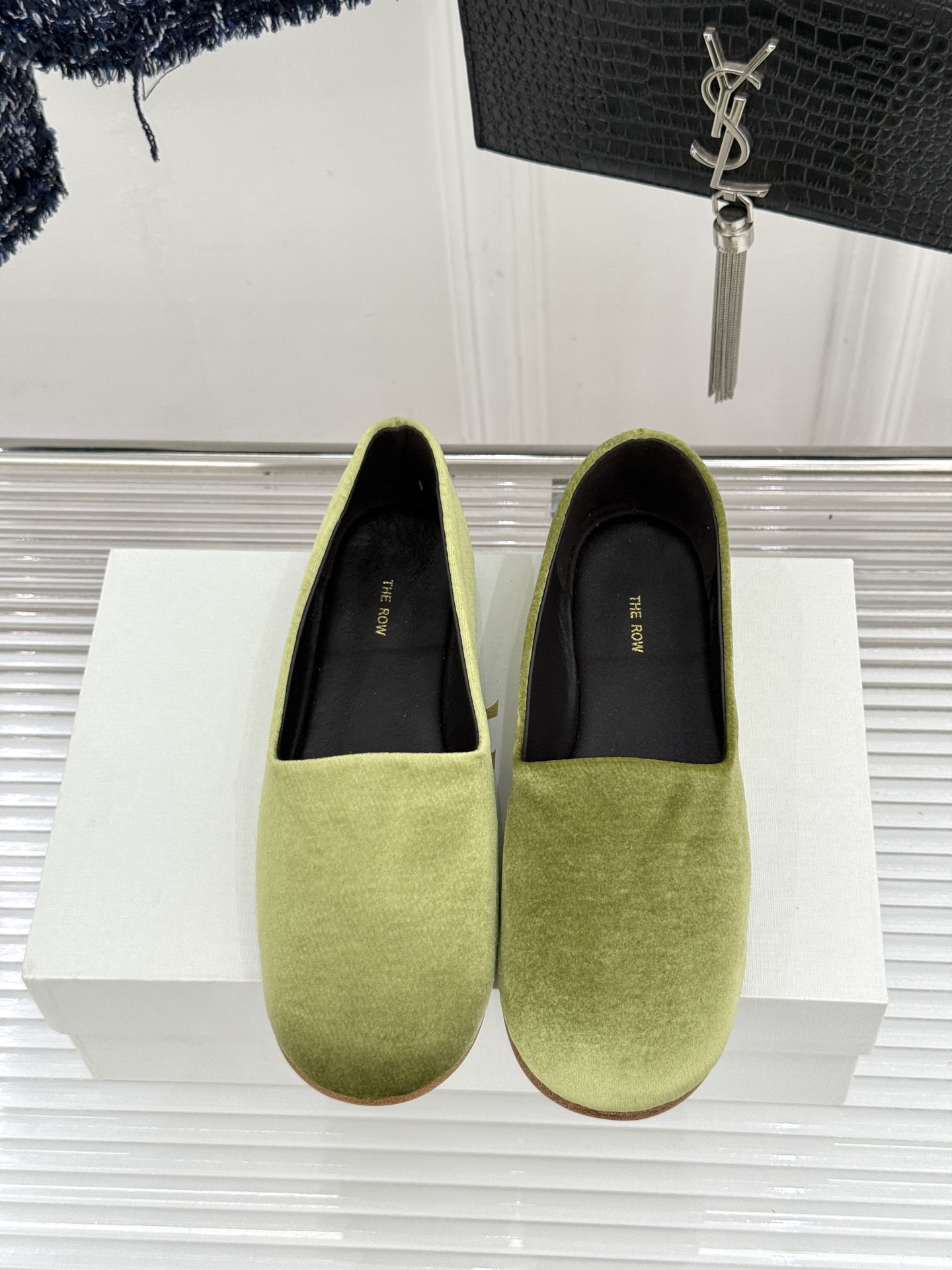 The Row26WF新品极简一脚蹬奶奶鞋乐福鞋以极致简约重塑经典乐福。无多余装饰的圆头轮廓承袭品牌“静