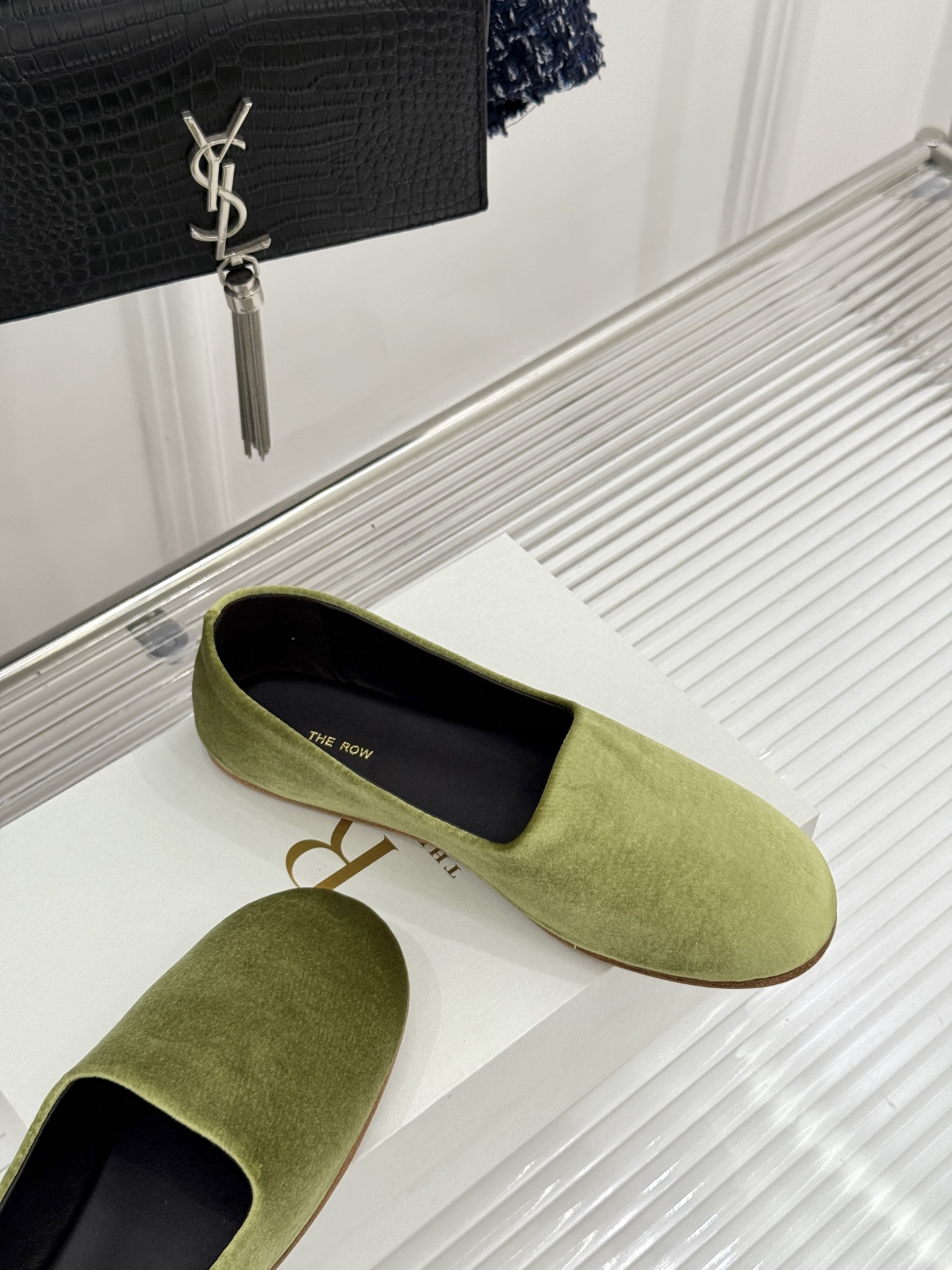 The Row26WF新品极简一脚蹬奶奶鞋乐福鞋以极致简约重塑经典乐福。无多余装饰的圆头轮廓承袭品牌“静