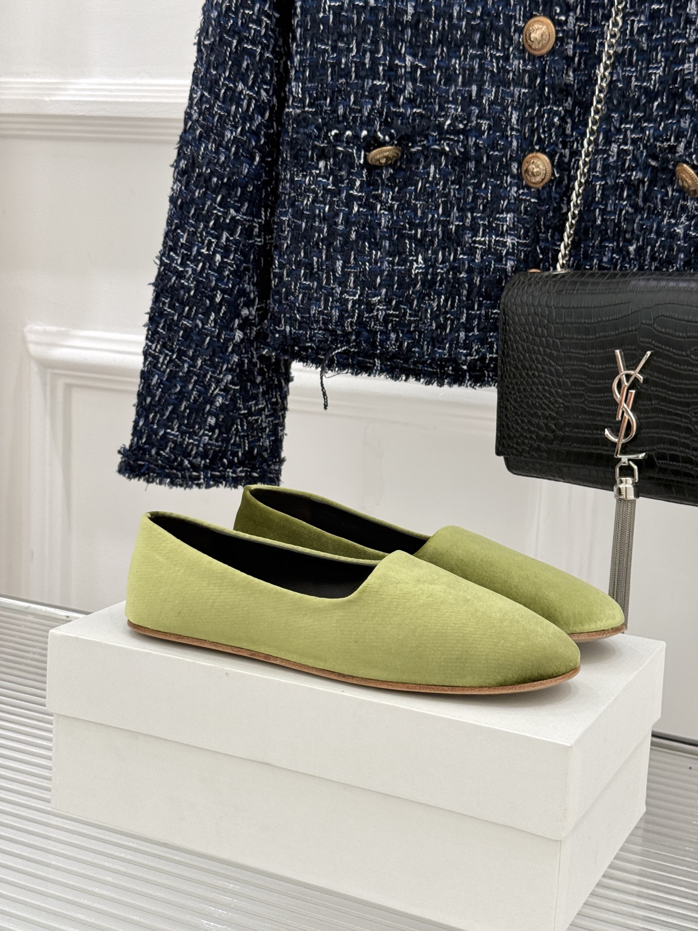 The Row26WF新品极简一脚蹬奶奶鞋乐福鞋以极致简约重塑经典乐福。无多余装饰的圆头轮廓承袭品牌“静