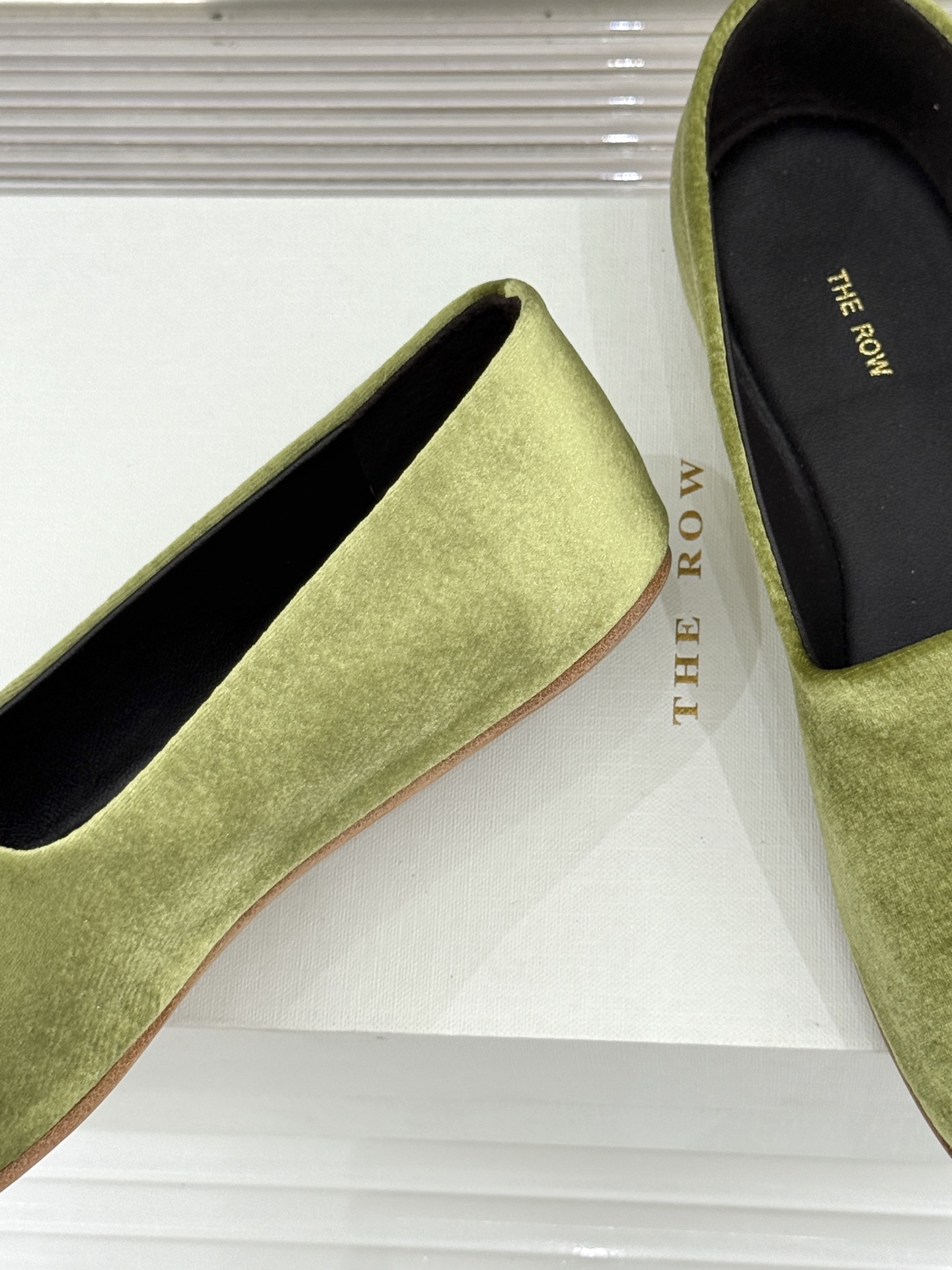 The Row26WF新品极简一脚蹬奶奶鞋乐福鞋以极致简约重塑经典乐福。无多余装饰的圆头轮廓承袭品牌“静