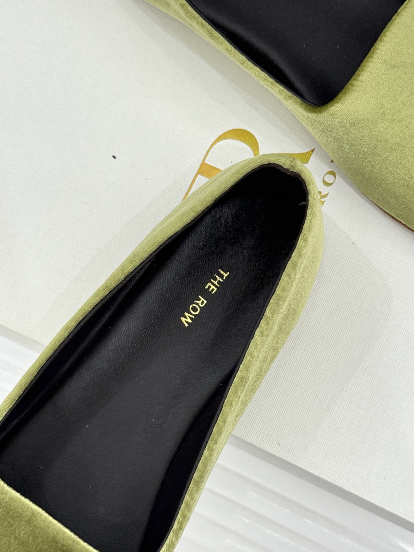 The Row26WF新品极简一脚蹬奶奶鞋乐福鞋以极致简约重塑经典乐福。无多余装饰的圆头轮廓承袭品牌“静