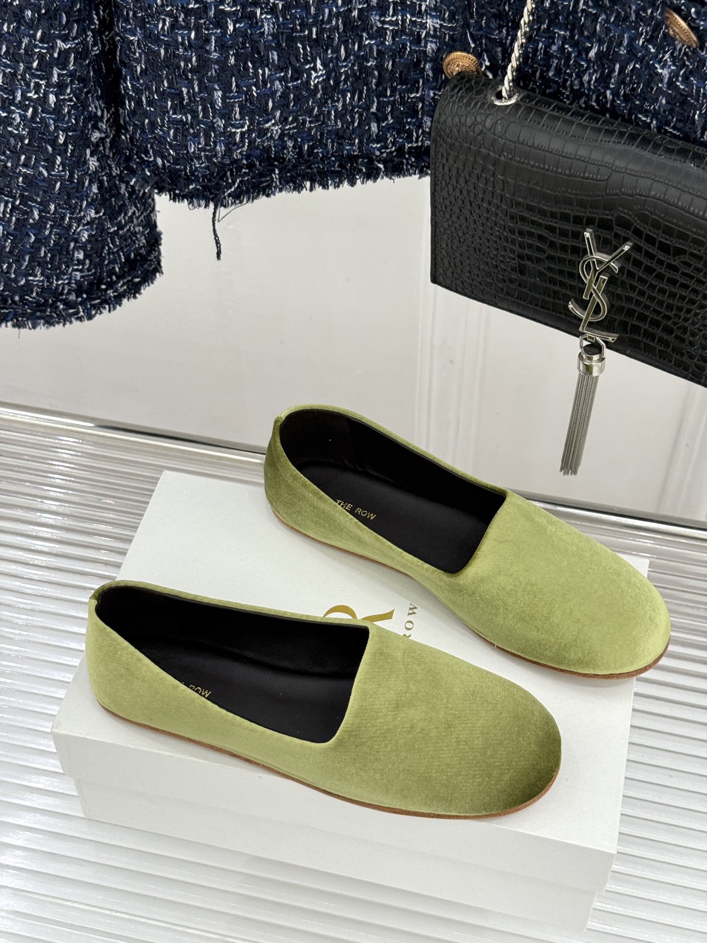 The Row26WF新品极简一脚蹬奶奶鞋乐福鞋以极致简约重塑经典乐福。无多余装饰的圆头轮廓承袭品牌“静