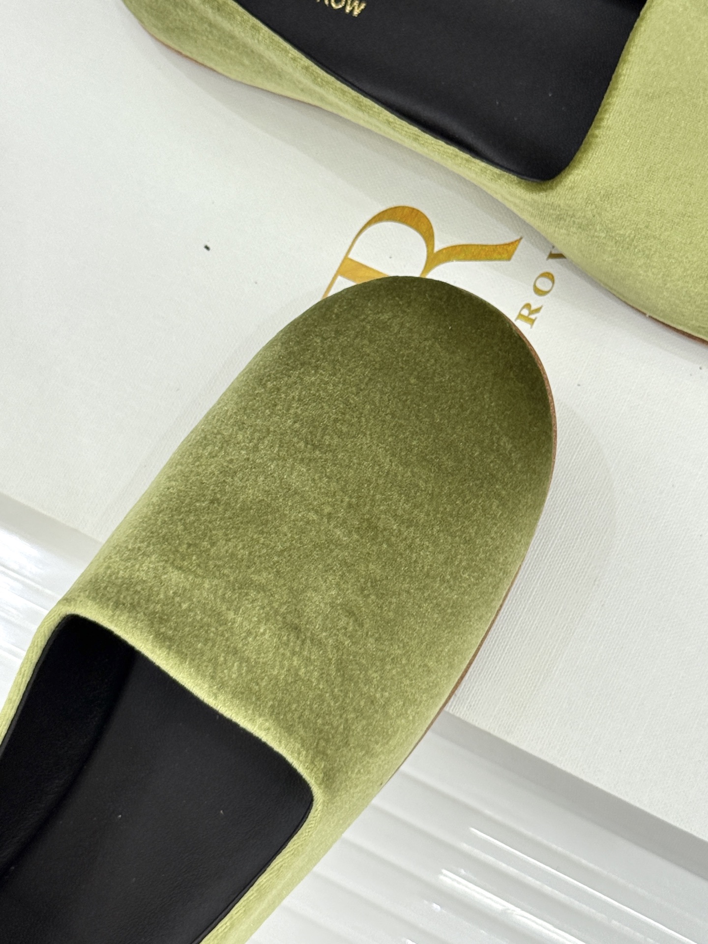 The Row26WF新品极简一脚蹬奶奶鞋乐福鞋以极致简约重塑经典乐福。无多余装饰的圆头轮廓承袭品牌“静