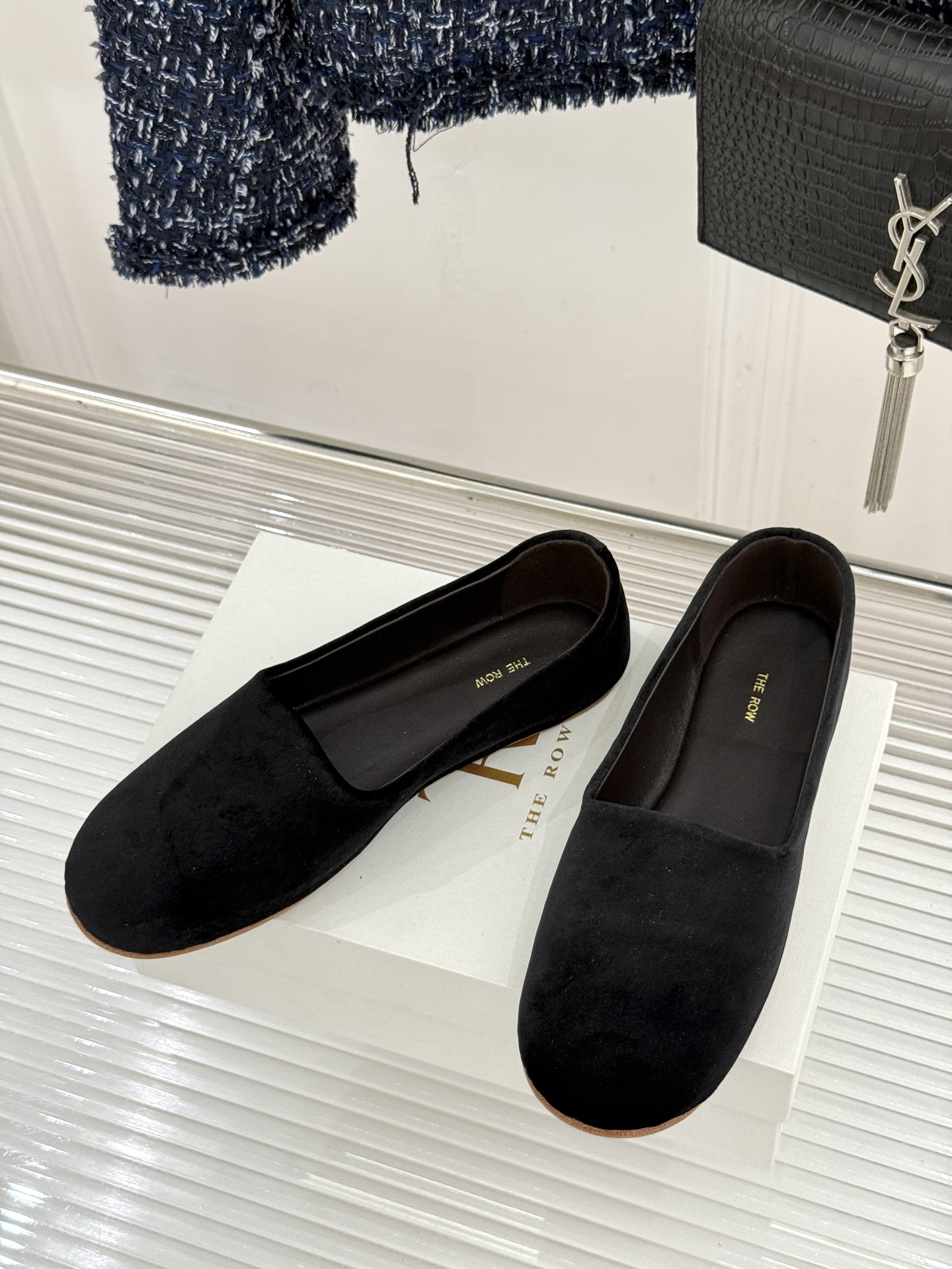 The Row26WF新品极简一脚蹬奶奶鞋乐福鞋以极致简约重塑经典乐福。无多余装饰的圆头轮廓承袭品牌“静