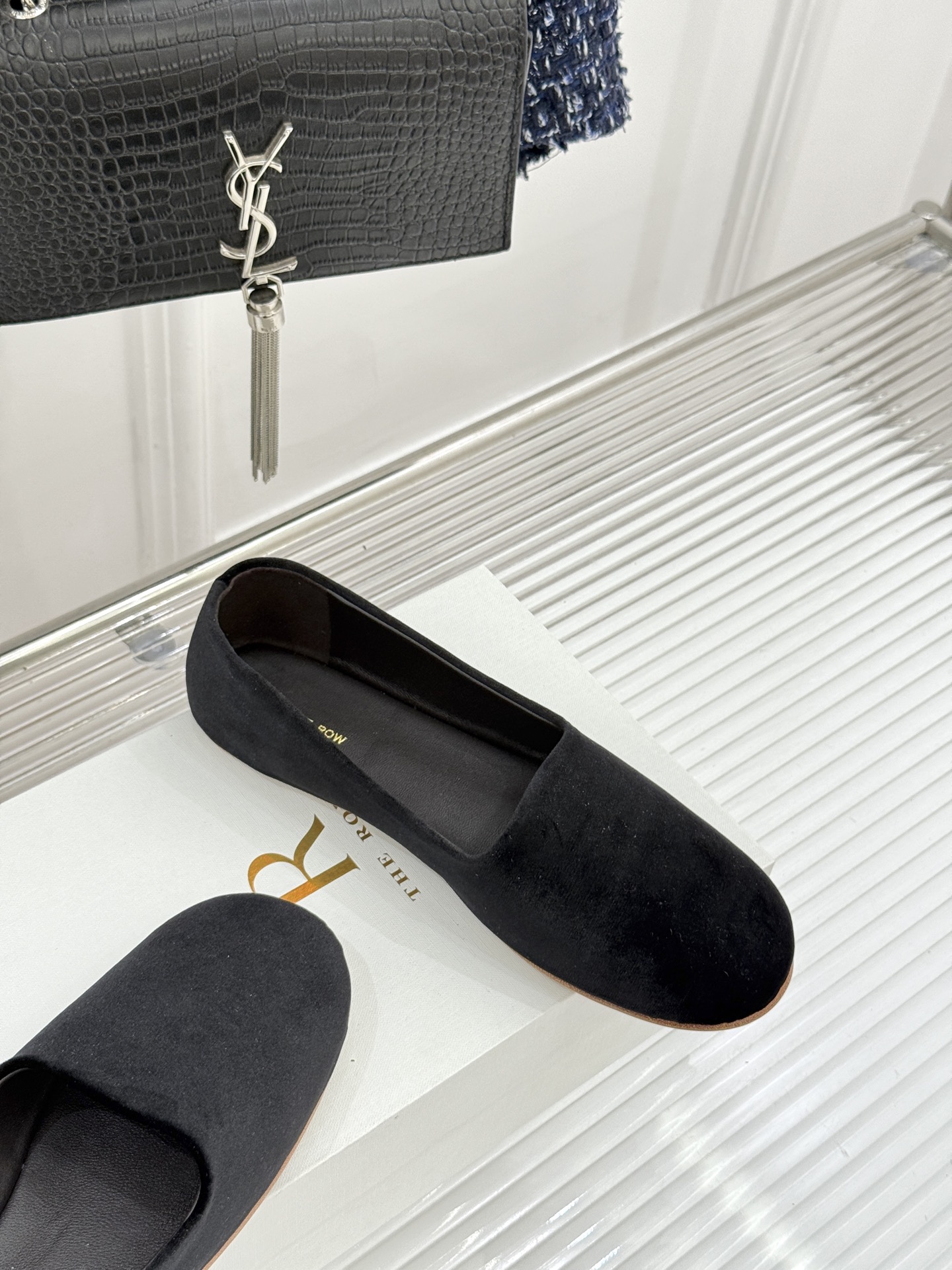 The Row26WF新品极简一脚蹬奶奶鞋乐福鞋以极致简约重塑经典乐福。无多余装饰的圆头轮廓承袭品牌“静