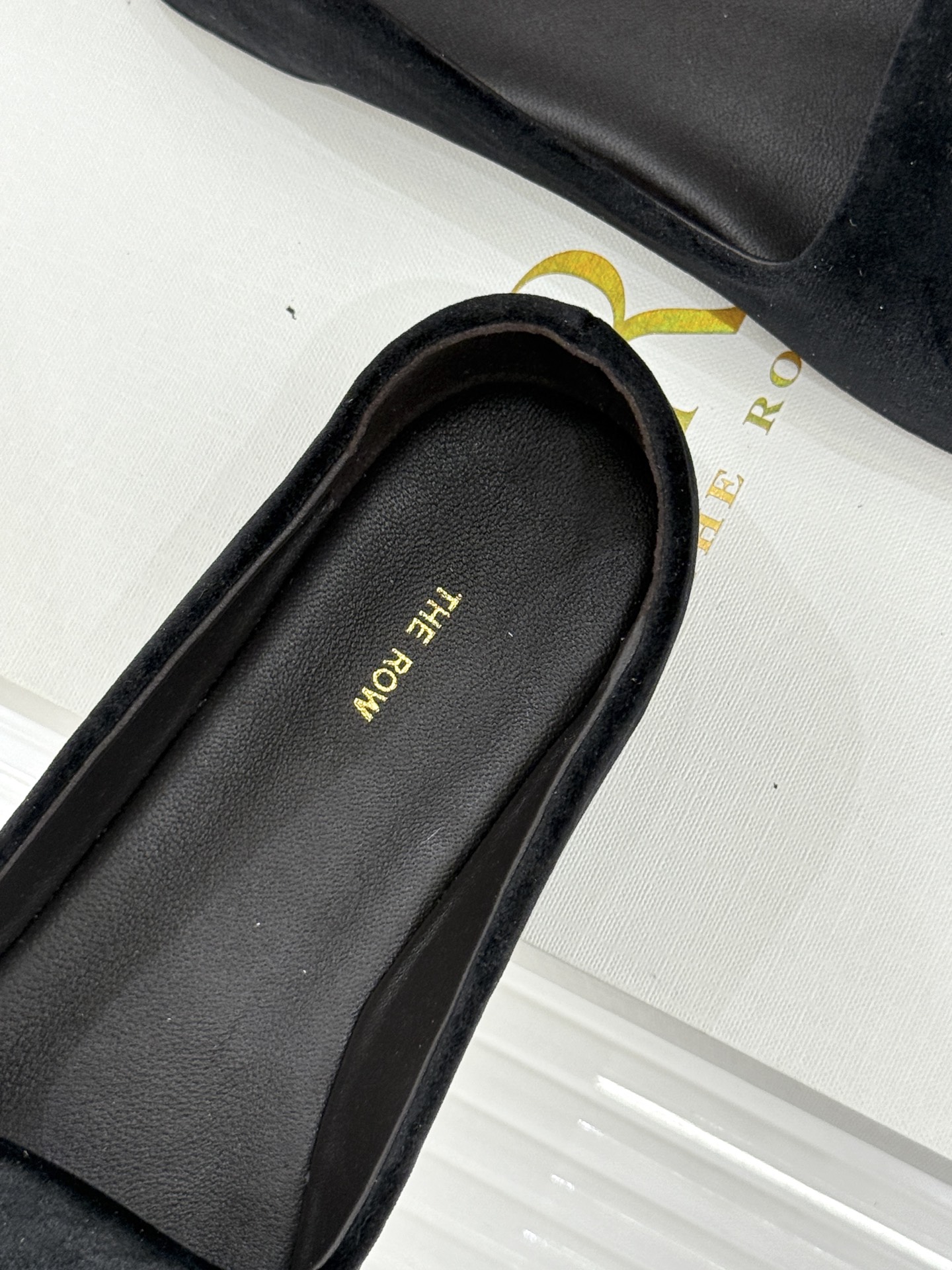 The Row26WF新品极简一脚蹬奶奶鞋乐福鞋以极致简约重塑经典乐福。无多余装饰的圆头轮廓承袭品牌“静