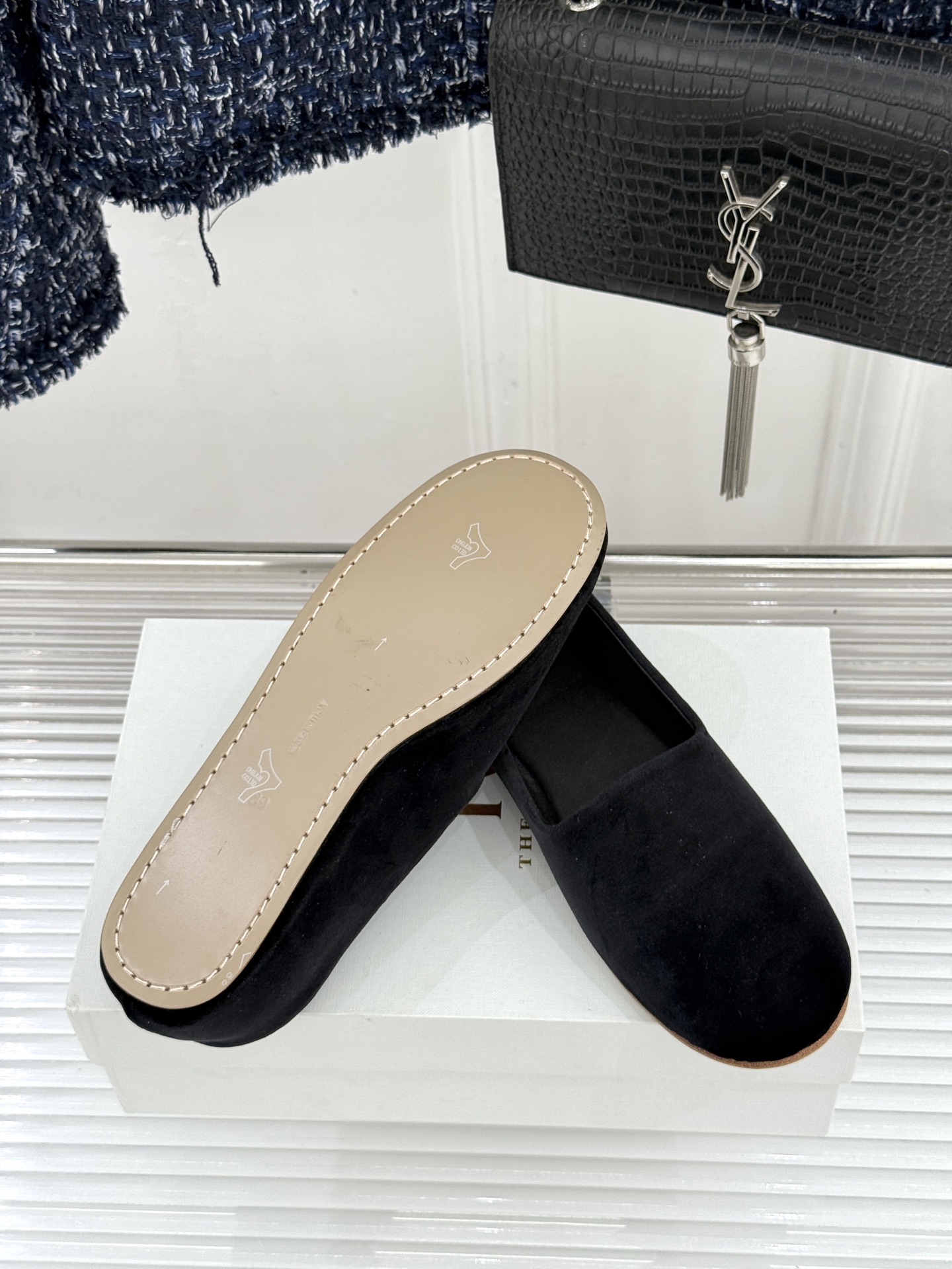 The Row26WF新品极简一脚蹬奶奶鞋乐福鞋以极致简约重塑经典乐福。无多余装饰的圆头轮廓承袭品牌“静