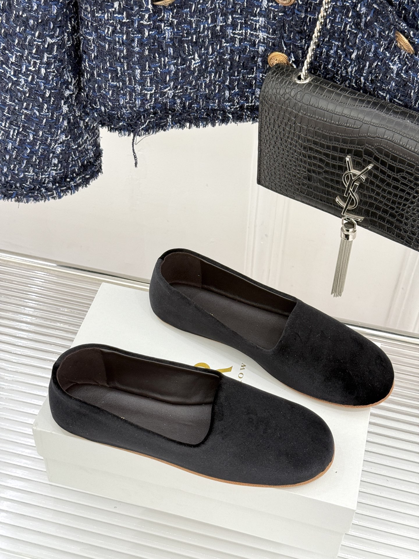 The Row26WF新品极简一脚蹬奶奶鞋乐福鞋以极致简约重塑经典乐福。无多余装饰的圆头轮廓承袭品牌“静