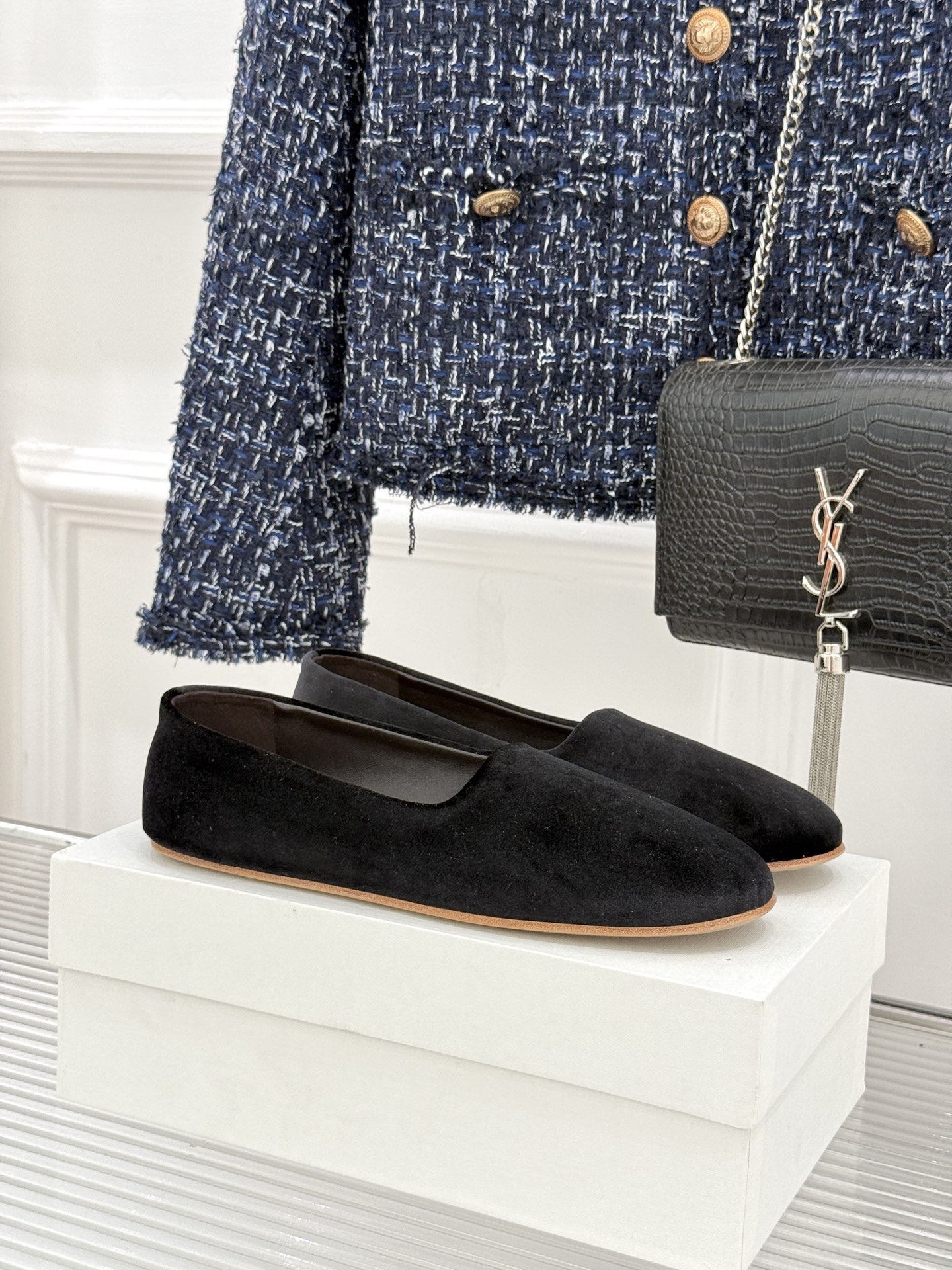 The Row26WF新品极简一脚蹬奶奶鞋乐福鞋以极致简约重塑经典乐福。无多余装饰的圆头轮廓承袭品牌“静