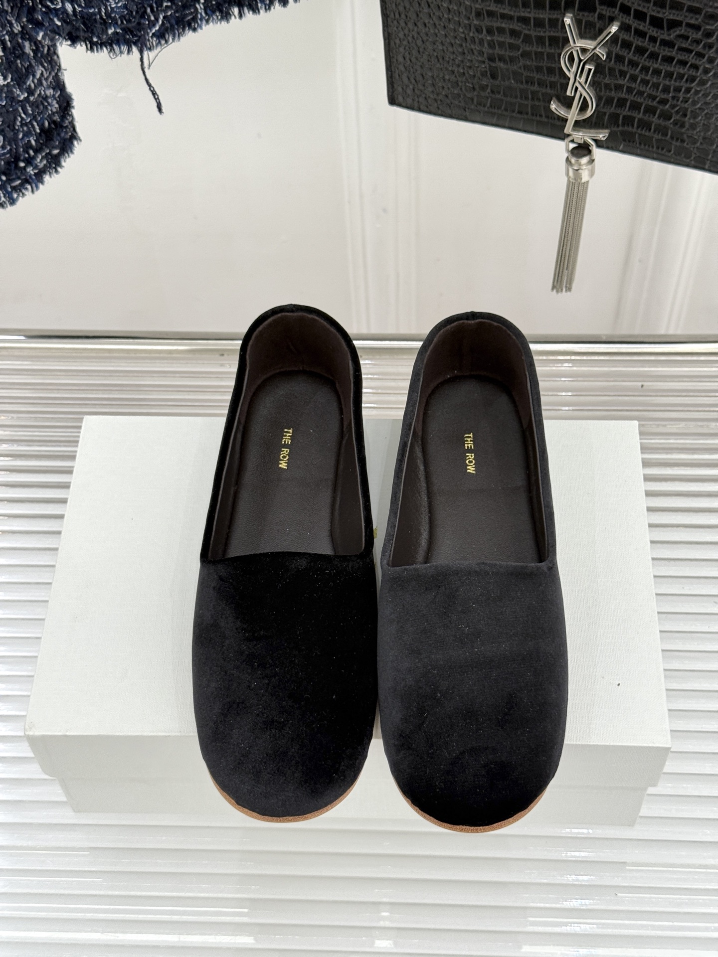 The Row26WF新品极简一脚蹬奶奶鞋乐福鞋以极致简约重塑经典乐福。无多余装饰的圆头轮廓承袭品牌“静