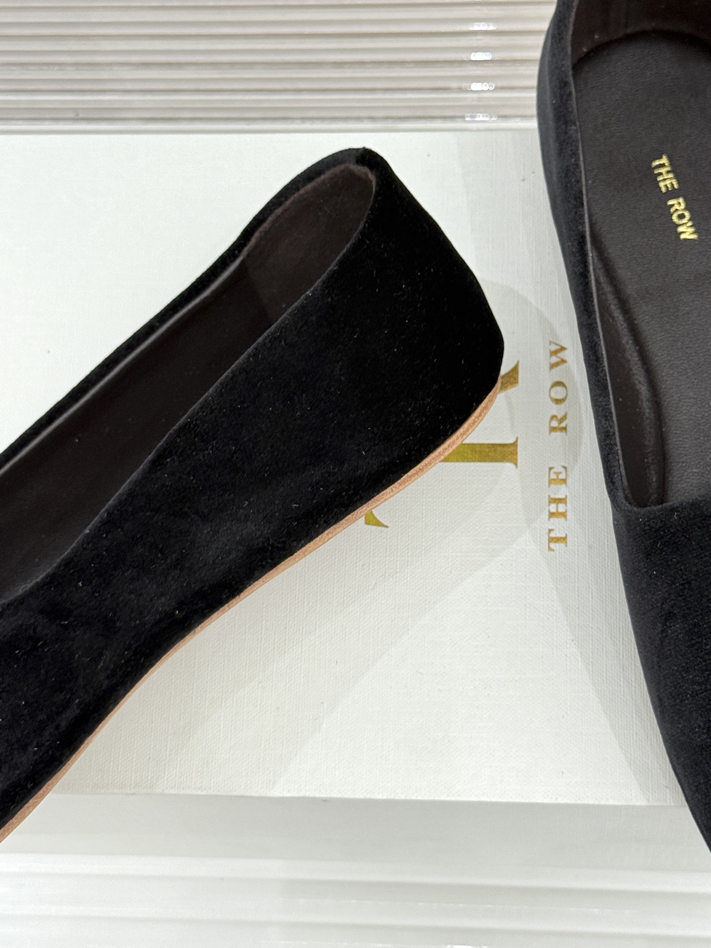 The Row26WF新品极简一脚蹬奶奶鞋乐福鞋以极致简约重塑经典乐福。无多余装饰的圆头轮廓承袭品牌“静