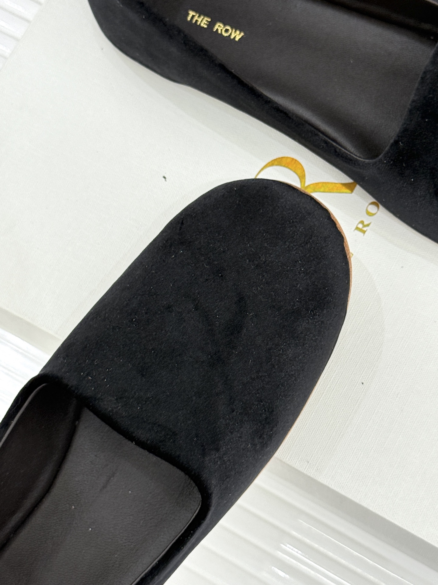 The Row26WF新品极简一脚蹬奶奶鞋乐福鞋以极致简约重塑经典乐福。无多余装饰的圆头轮廓承袭品牌“静