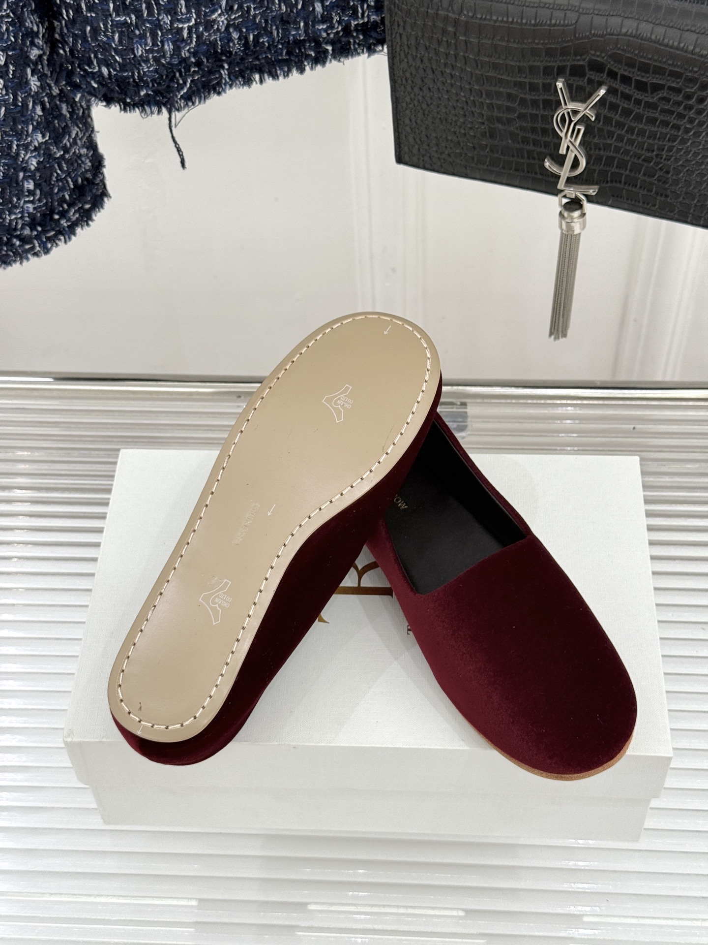 The Row26WF新品极简一脚蹬奶奶鞋乐福鞋以极致简约重塑经典乐福。无多余装饰的圆头轮廓承袭品牌“静