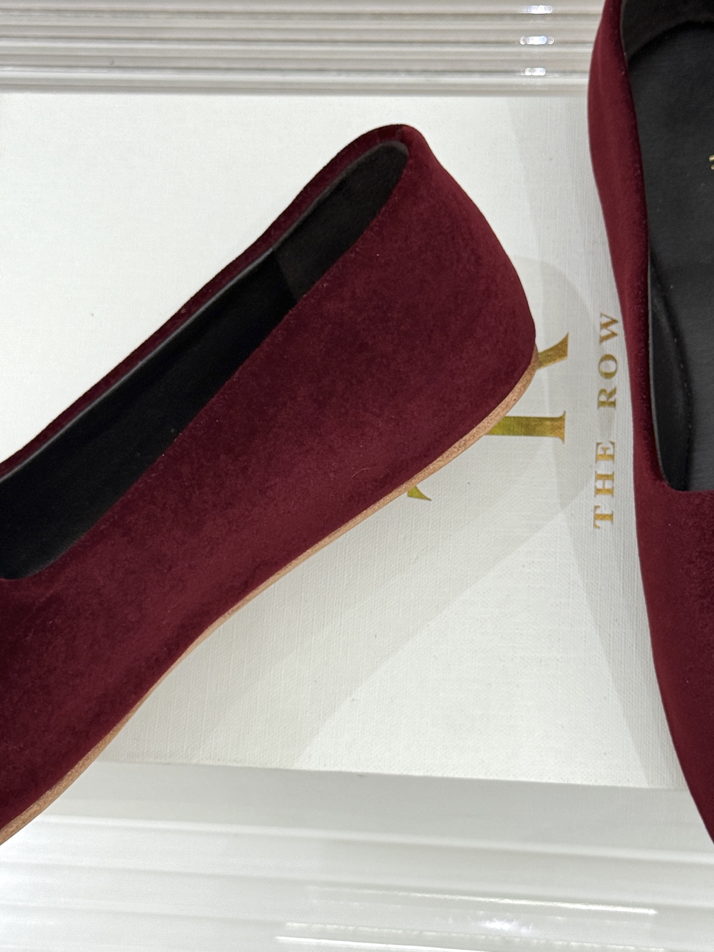 The Row26WF新品极简一脚蹬奶奶鞋乐福鞋以极致简约重塑经典乐福。无多余装饰的圆头轮廓承袭品牌“静