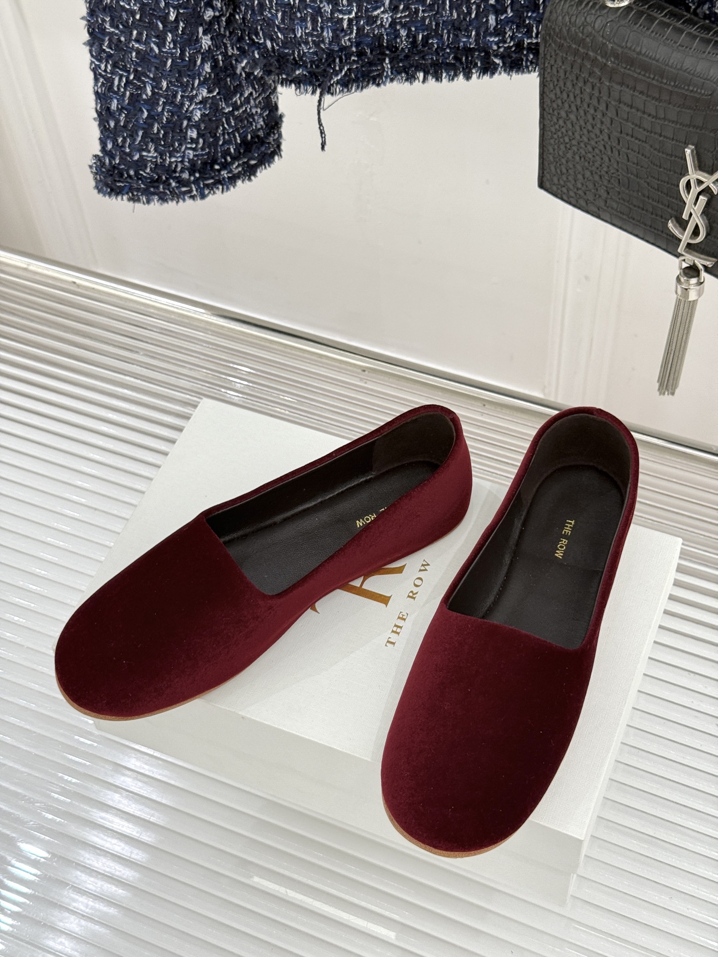 The Row26WF新品极简一脚蹬奶奶鞋乐福鞋以极致简约重塑经典乐福。无多余装饰的圆头轮廓承袭品牌“静