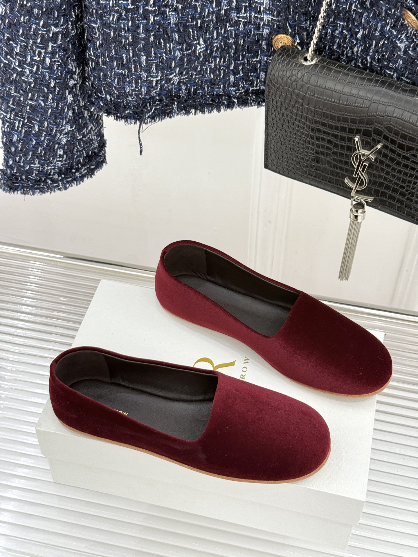 The Row26WF新品极简一脚蹬奶奶鞋乐福鞋以极致简约重塑经典乐福。无多余装饰的圆头轮廓承袭品牌“静