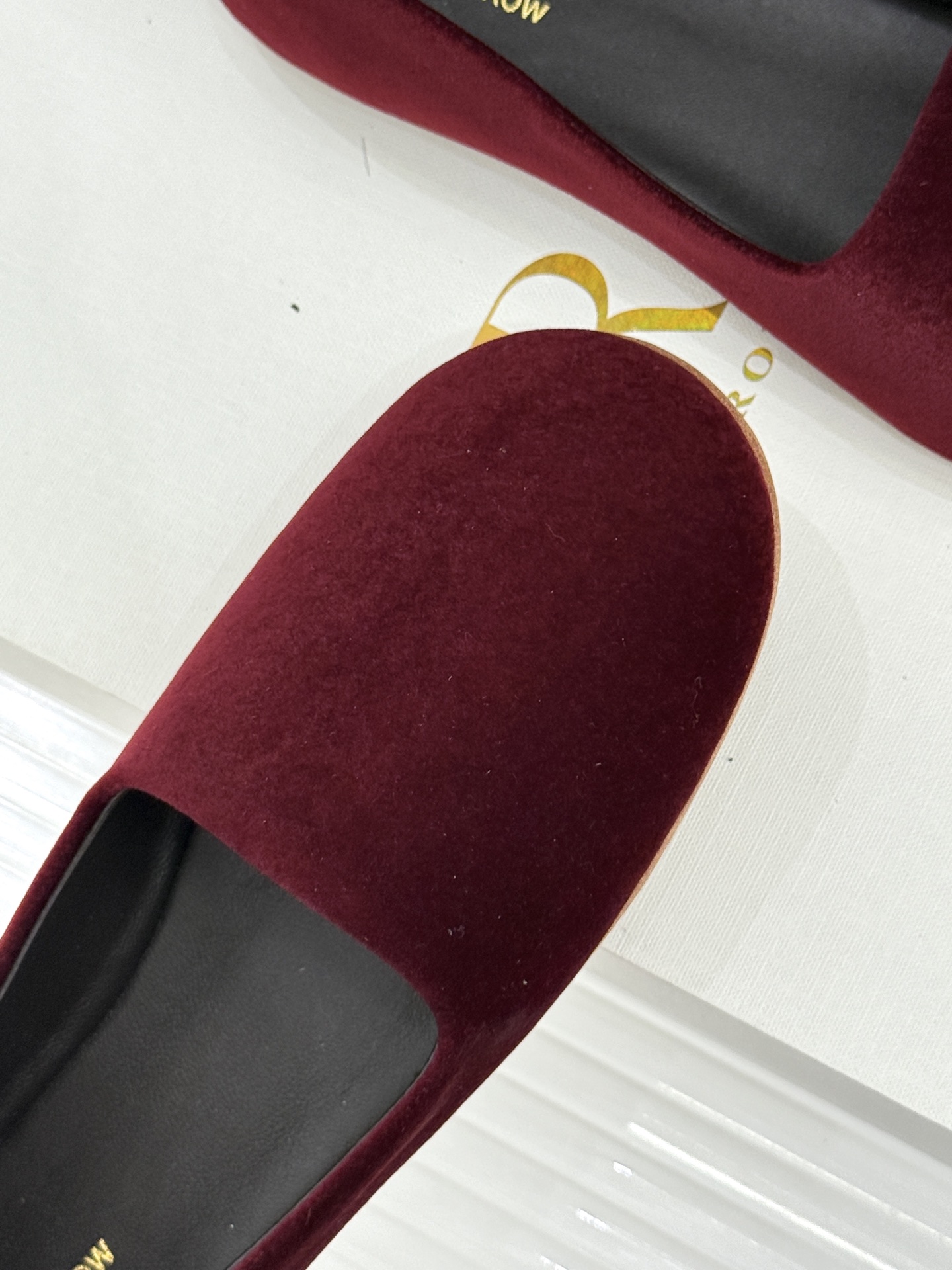 The Row26WF新品极简一脚蹬奶奶鞋乐福鞋以极致简约重塑经典乐福。无多余装饰的圆头轮廓承袭品牌“静