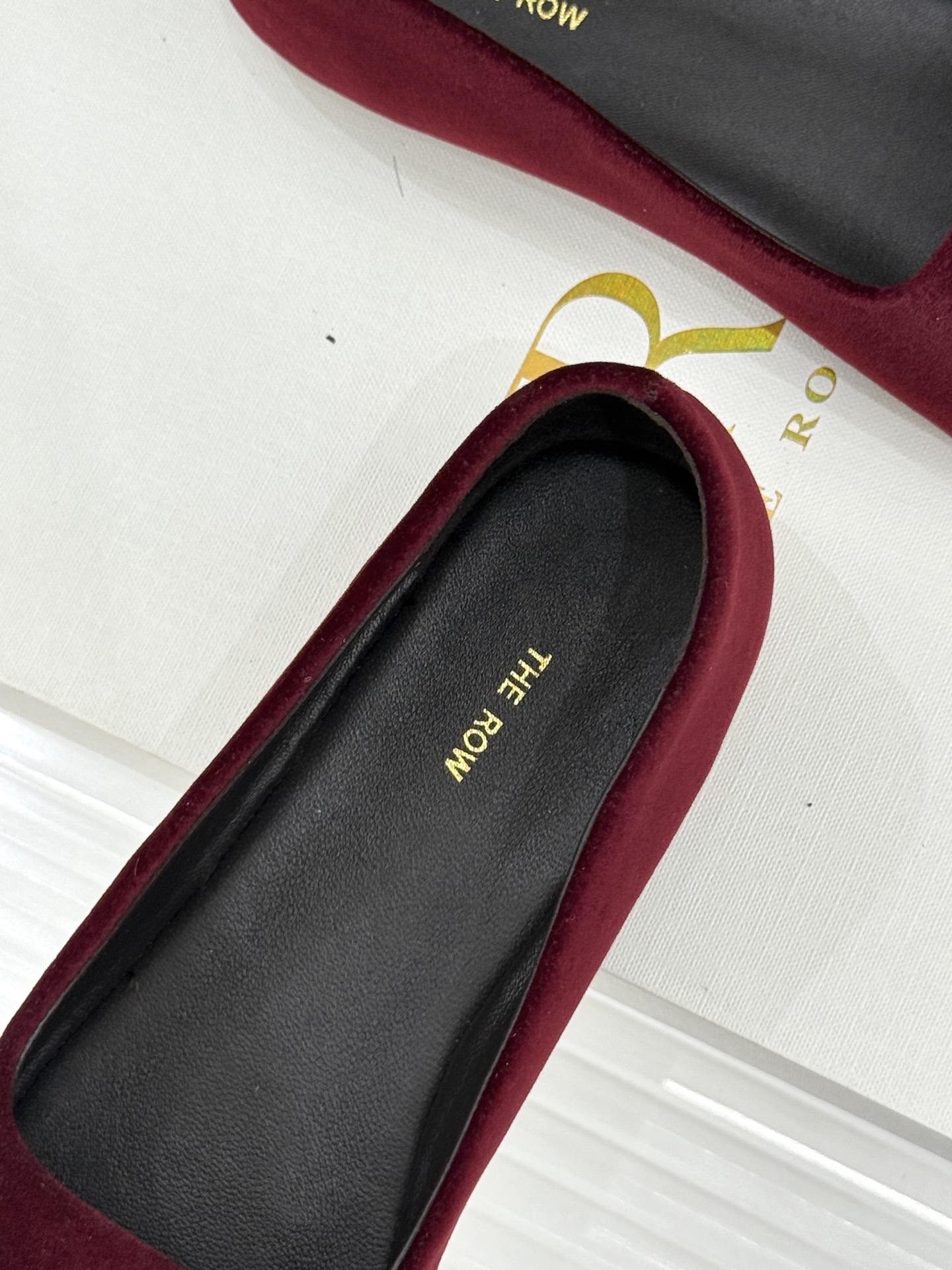 The Row26WF新品极简一脚蹬奶奶鞋乐福鞋以极致简约重塑经典乐福。无多余装饰的圆头轮廓承袭品牌“静