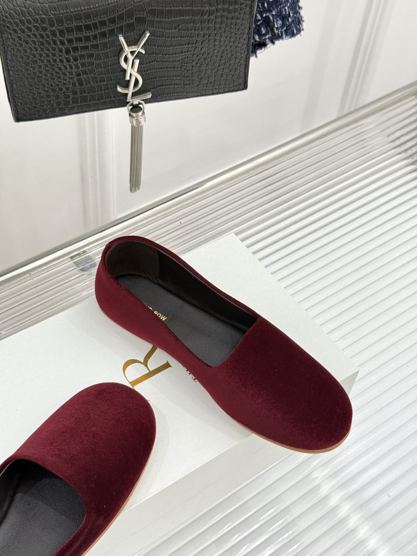 The Row26WF新品极简一脚蹬奶奶鞋乐福鞋以极致简约重塑经典乐福。无多余装饰的圆头轮廓承袭品牌“静