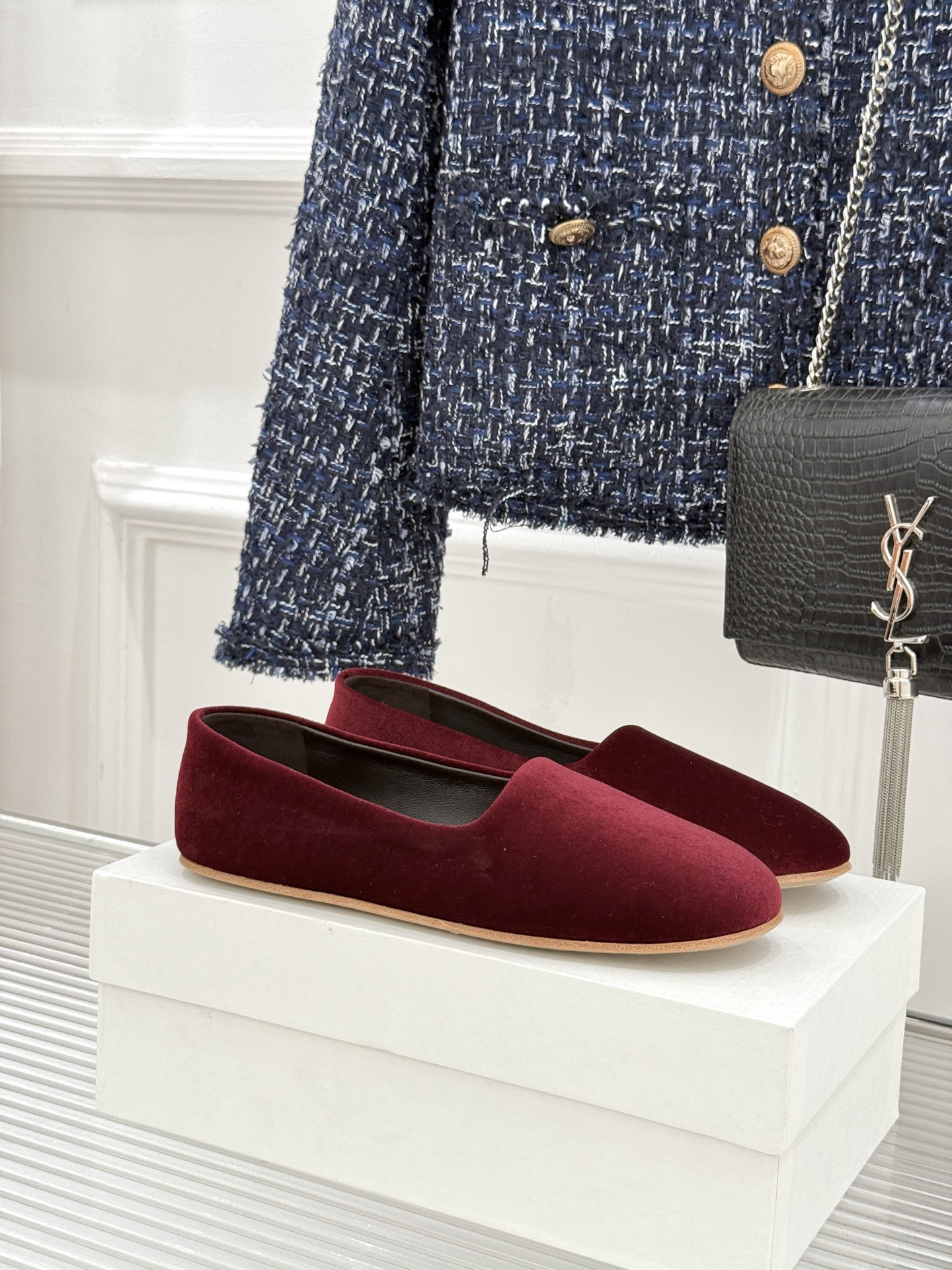 The Row26WF新品极简一脚蹬奶奶鞋乐福鞋以极致简约重塑经典乐福。无多余装饰的圆头轮廓承袭品牌“静