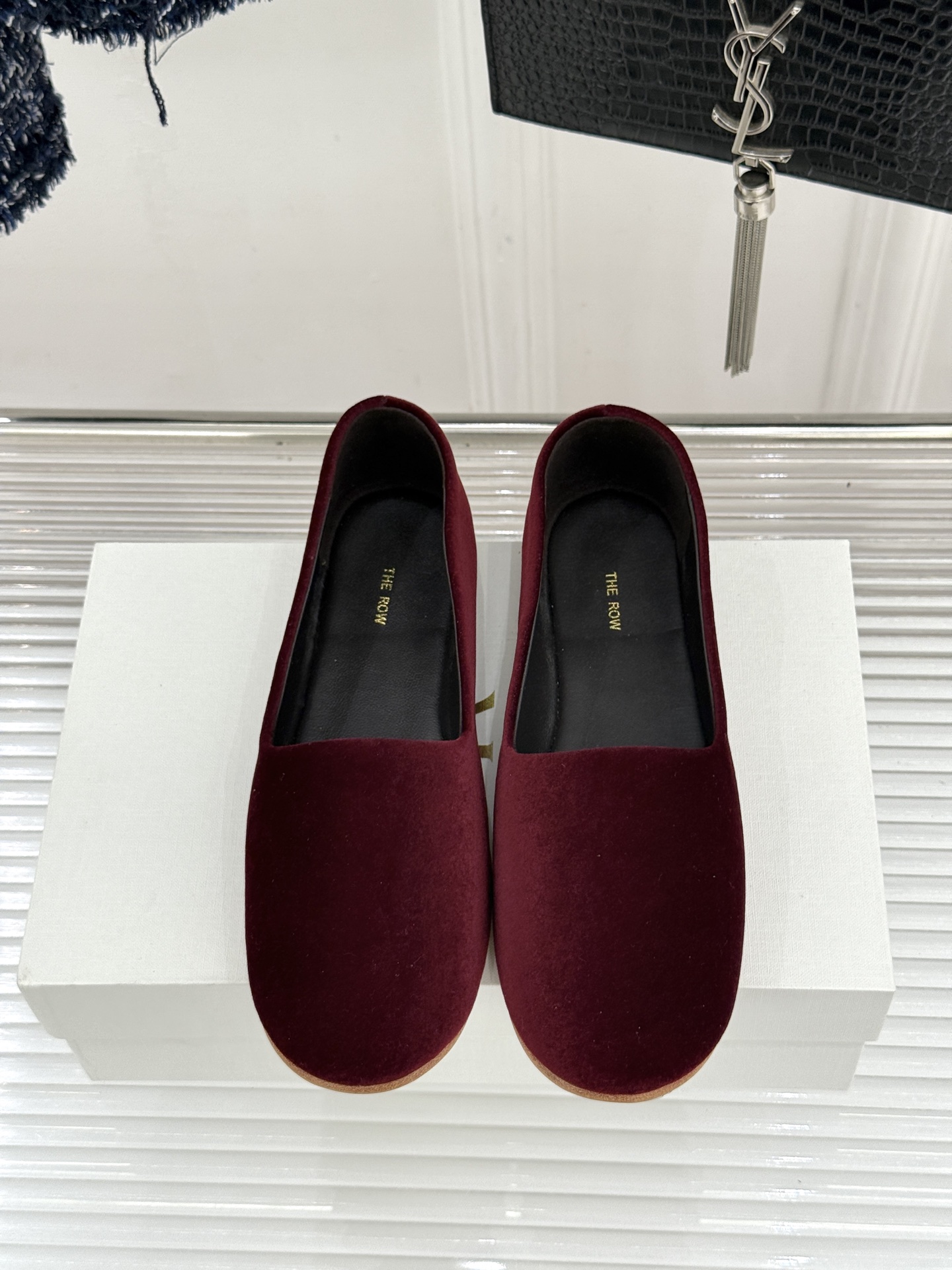 The Row26WF新品极简一脚蹬奶奶鞋乐福鞋以极致简约重塑经典乐福。无多余装饰的圆头轮廓承袭品牌“静