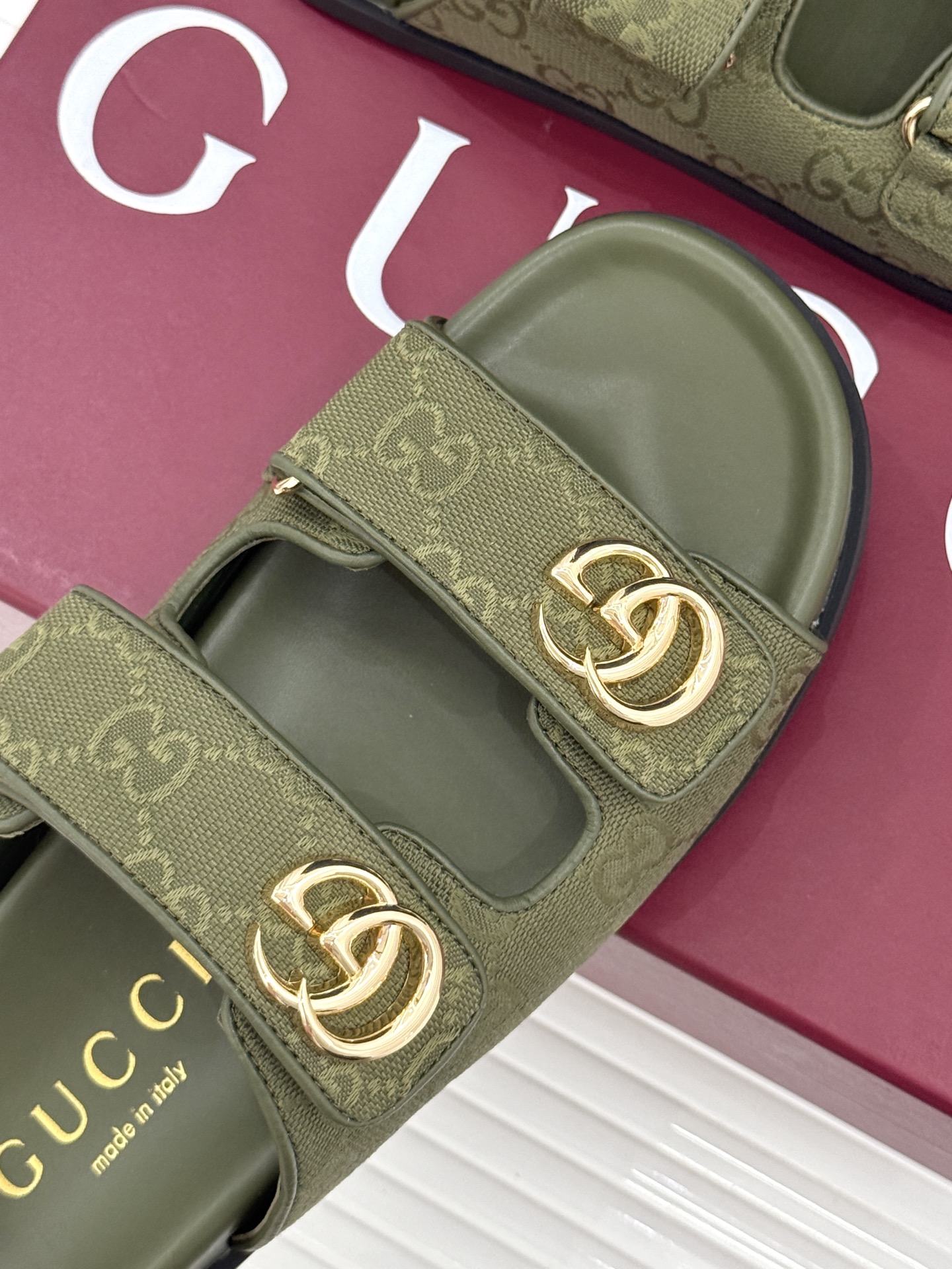 Gucci/古驰经典春双G扣沙滩魔术贴懒人拖鞋夏天必备懒人福音鞋 谁穿谁美！很轻盈上脚意外的舒适 还不挑