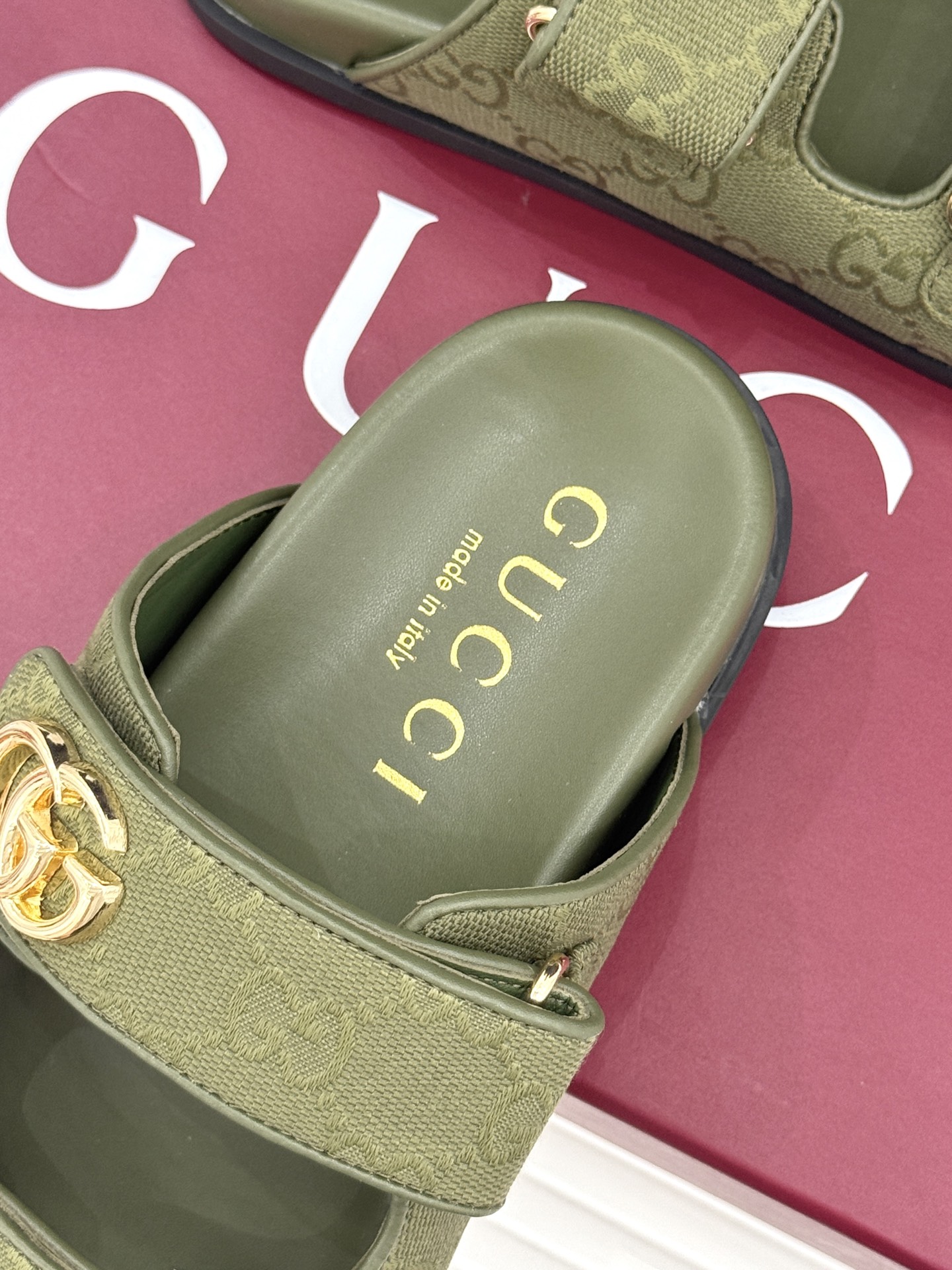 Gucci/古驰经典春双G扣沙滩魔术贴懒人拖鞋夏天必备懒人福音鞋 谁穿谁美！很轻盈上脚意外的舒适 还不挑