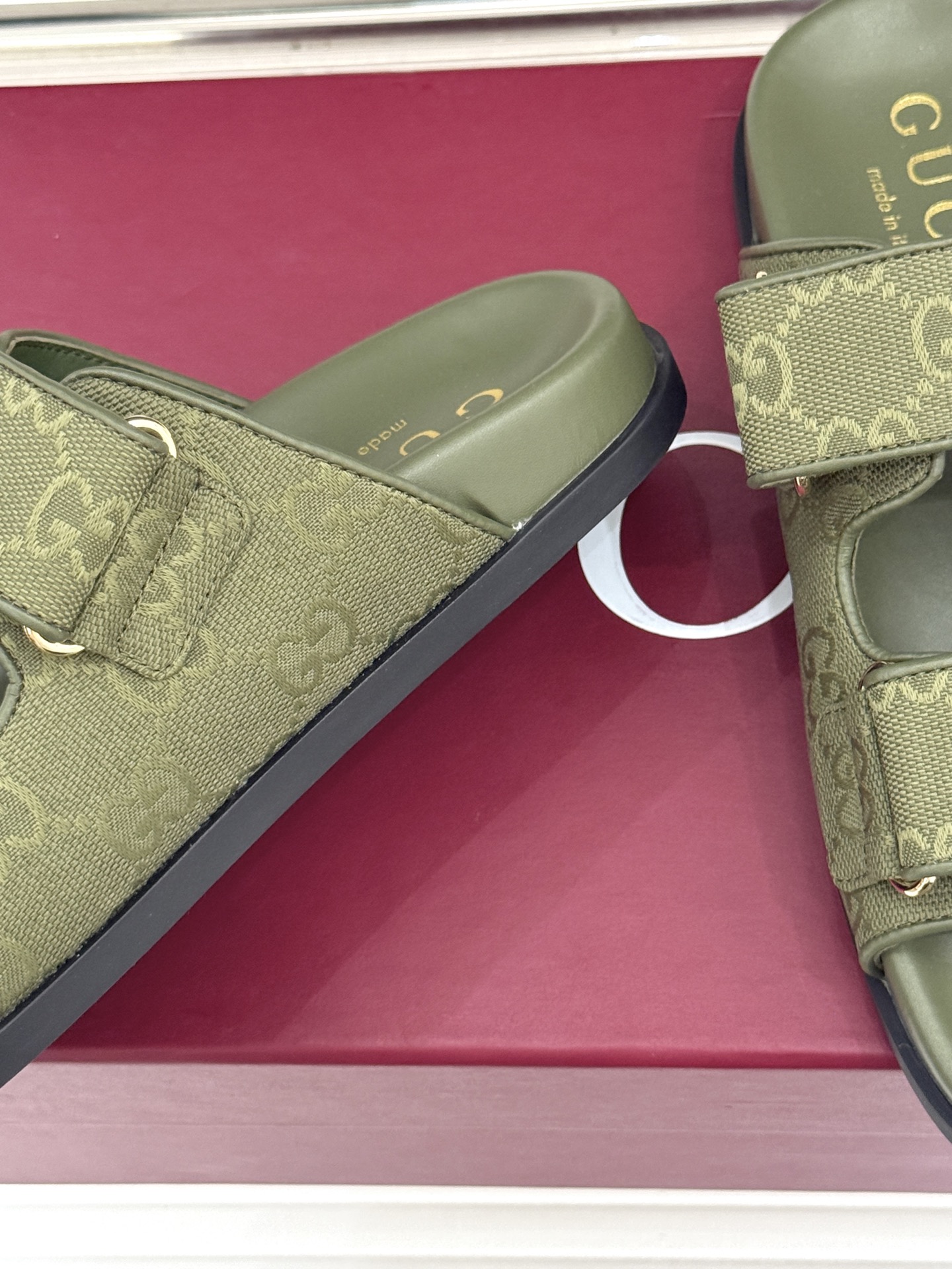 Gucci/古驰经典春双G扣沙滩魔术贴懒人拖鞋夏天必备懒人福音鞋 谁穿谁美！很轻盈上脚意外的舒适 还不挑